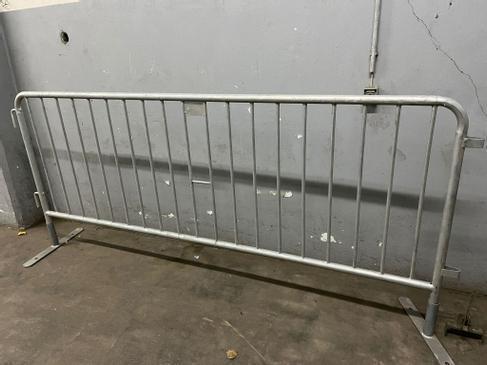 Absperrgitter / Bühnengitter / Drängelgitter mieten – 250 x 110 cm