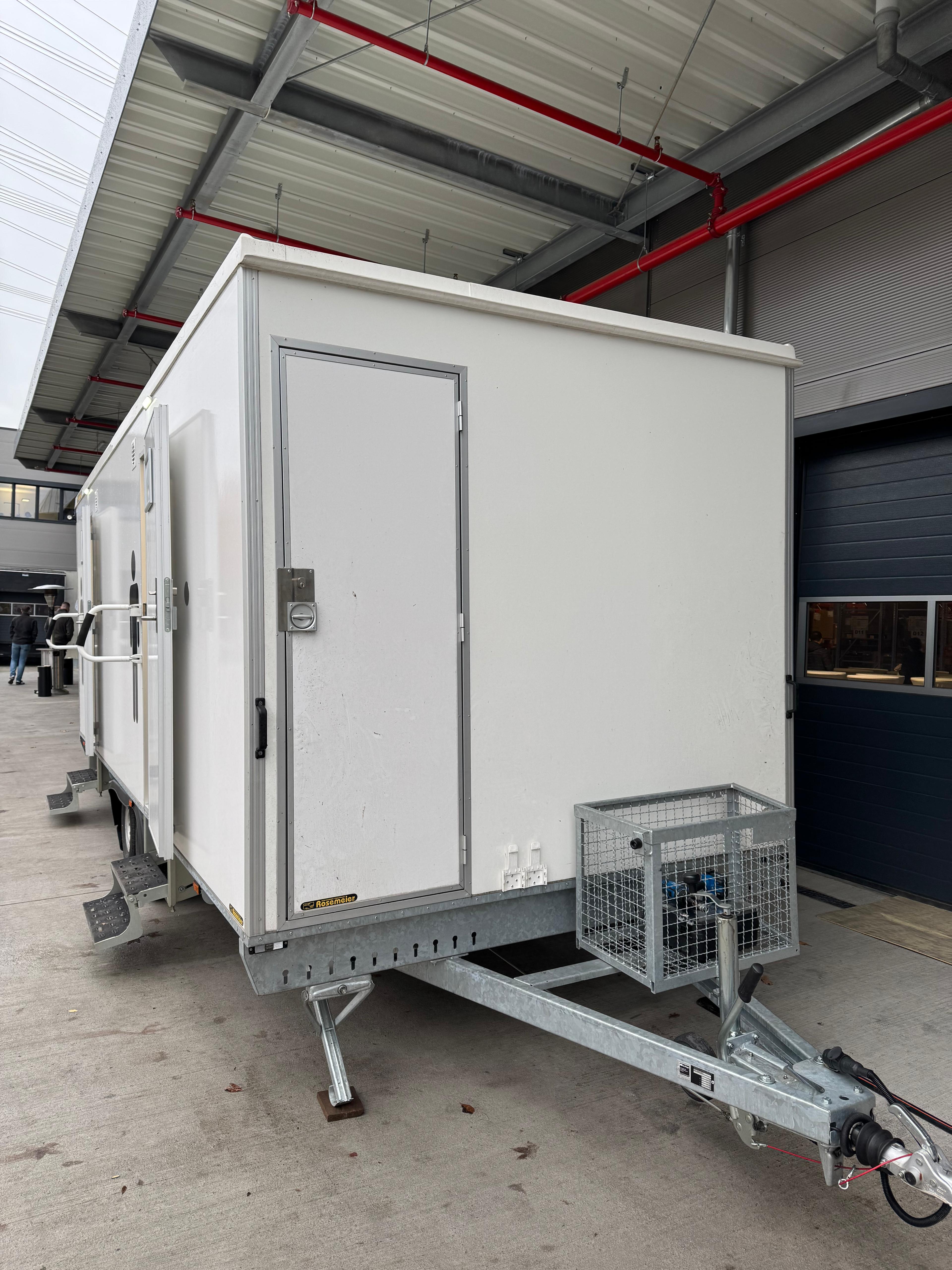 Toilettenwagen mieten – hochwertig, 4x Damen / 2x Herren + 4 Urinale – 3