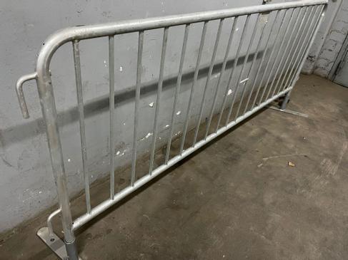 Absperrgitter / Bühnengitter / Drängelgitter mieten – 250 x 110 cm – 2