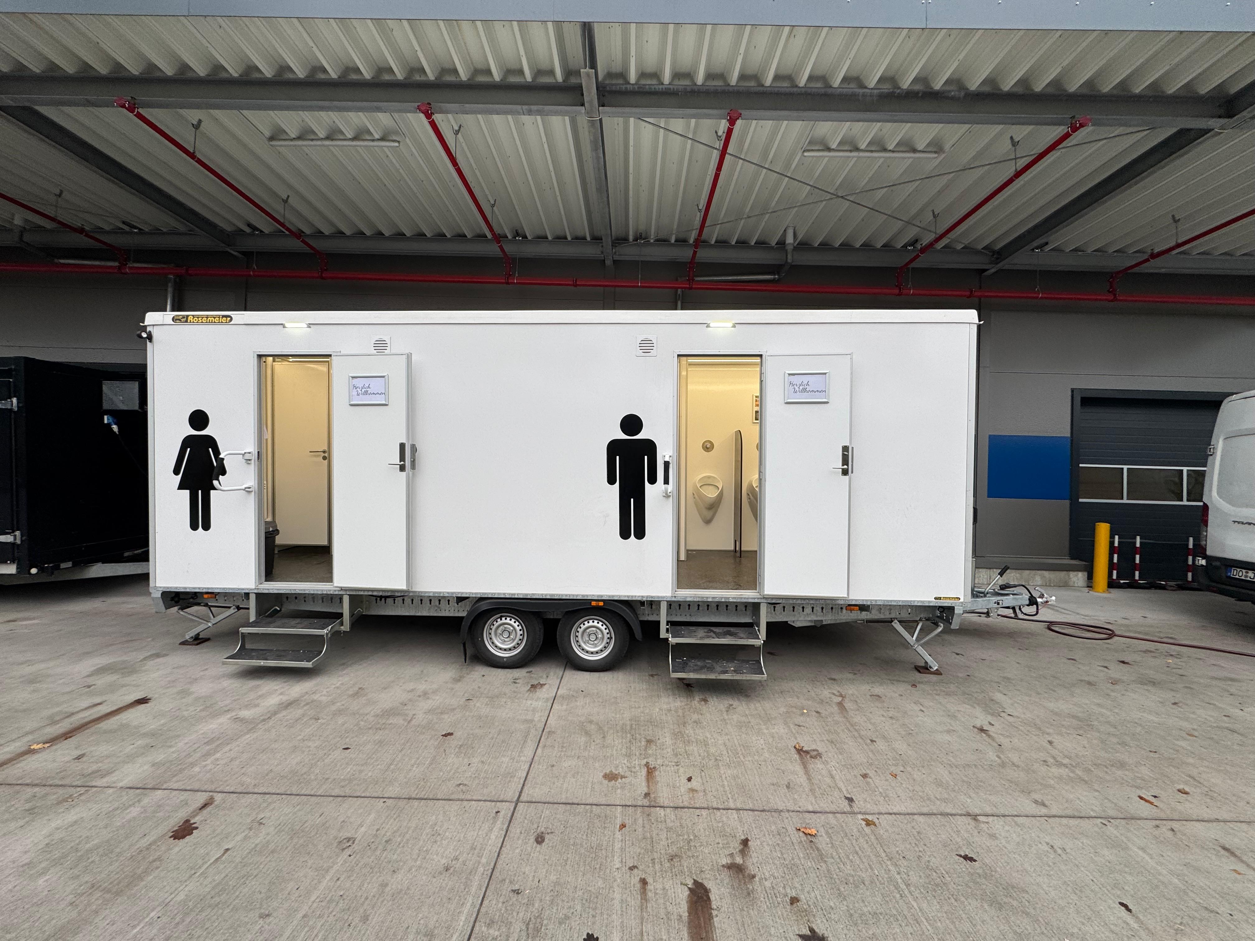 Toilettenwagen mieten – hochwertig, 4x Damen / 2x Herren + 4 Urinale