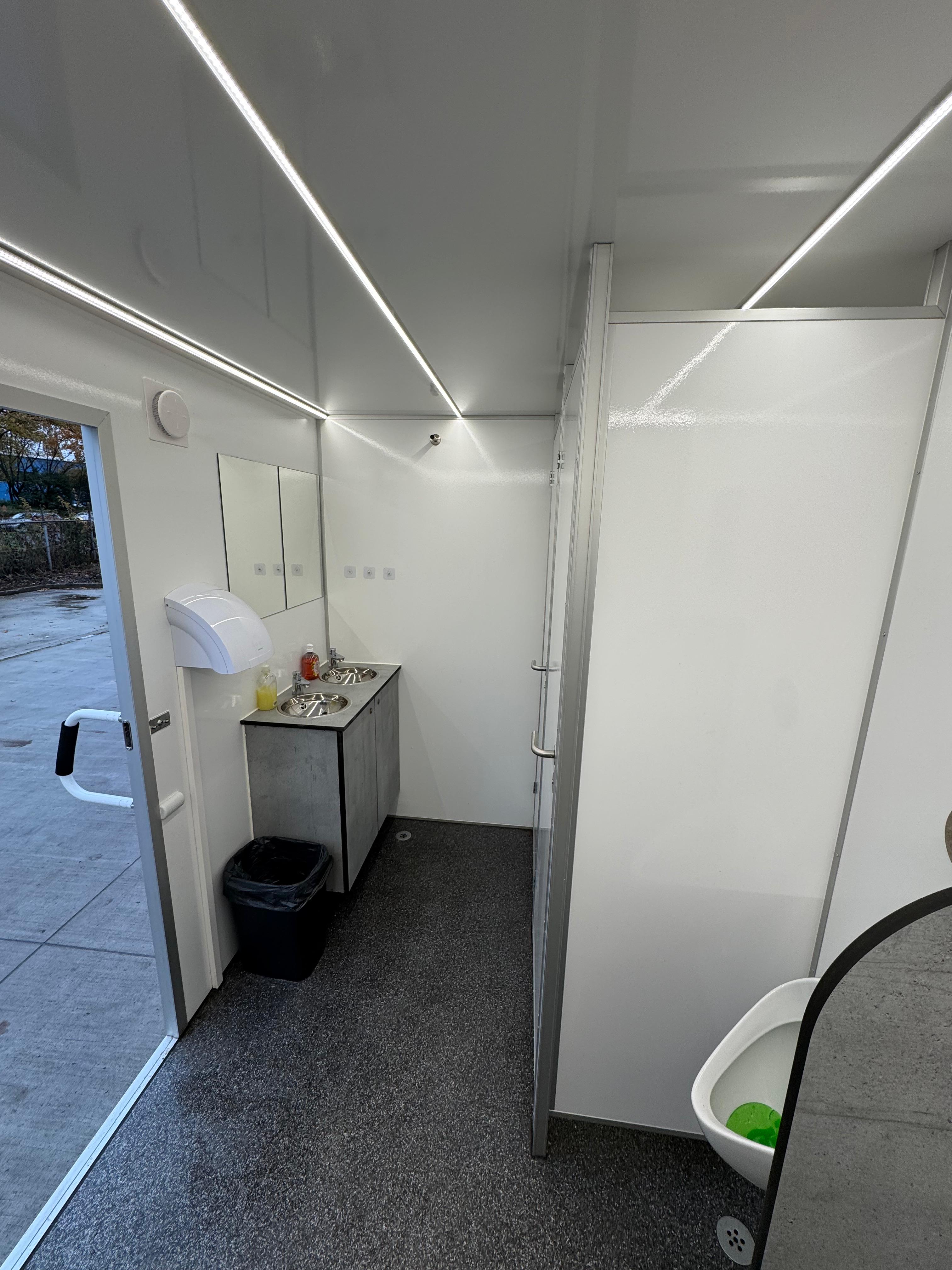 Toilettenwagen mieten – hochwertig, 4x Damen / 2x Herren + 4 Urinale – 4