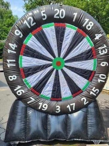 Aufblasbare Dartscheibe mieten – 2,10 x 2,50 m, inkl. Gebläse & Bällen