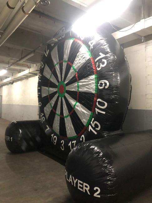 Fußball-Dart XXL mieten – 4 x 5 m, inkl. Gebläse & Bällen – 4