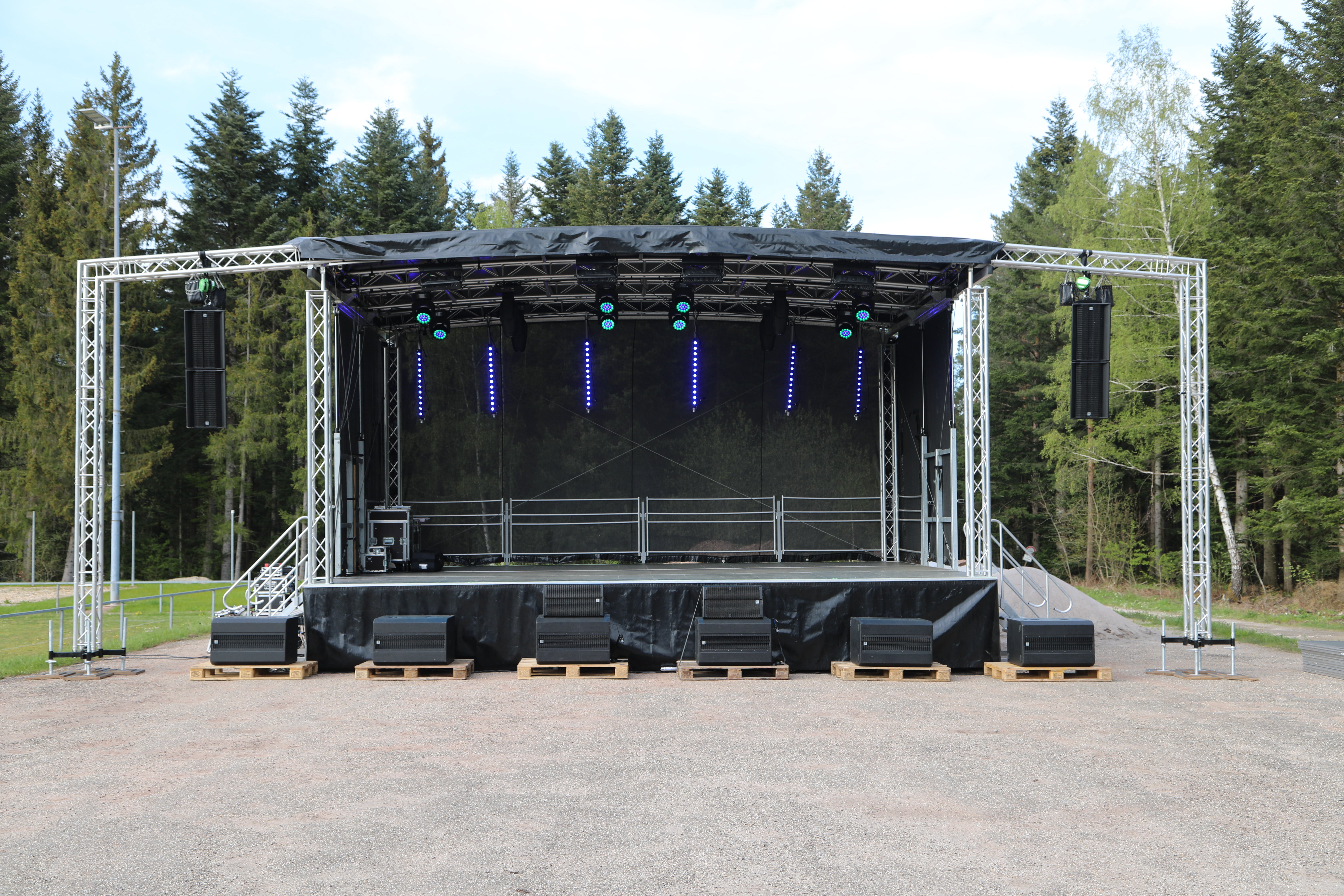 Rundbogen Trailerbühne mieten – mobile Open Air Bühne 8x6m 48qm