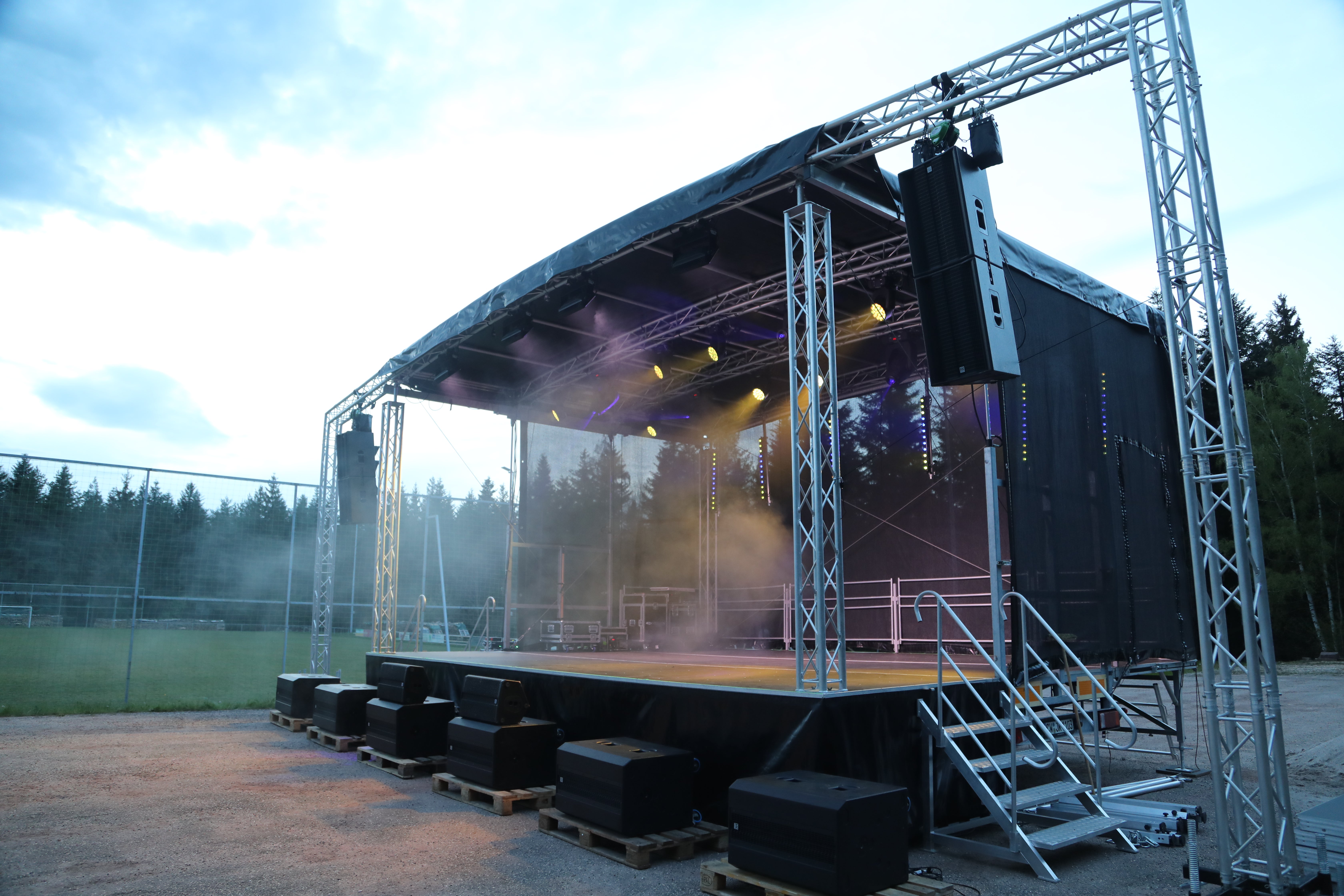 Rundbogen Trailerbühne mieten – mobile Open Air Bühne 8x6m 48qm – 3