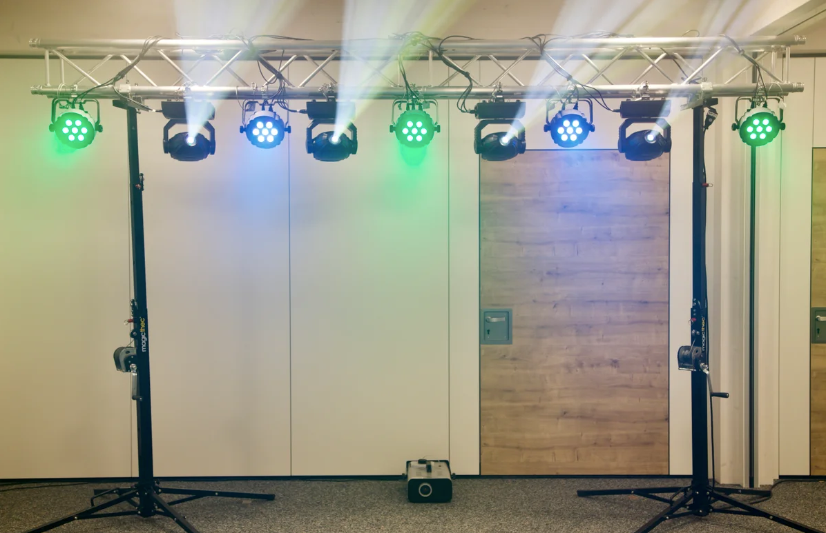 Lichtset L mieten – Movinghead, Traversen & Nebelmaschine Komplettset – 2