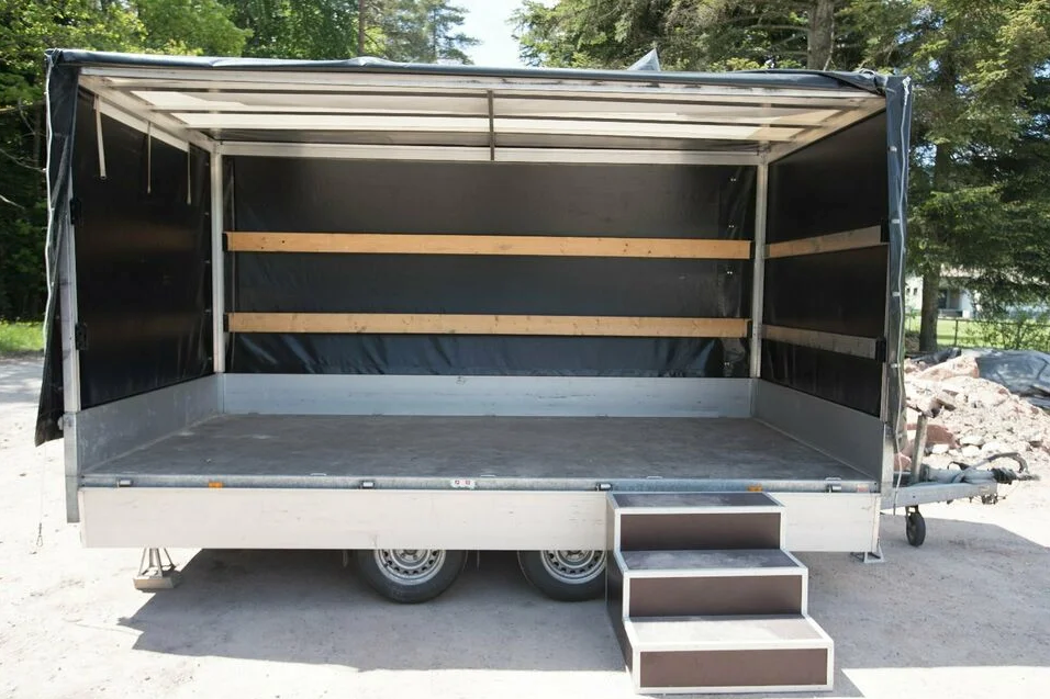 Trailerbühne mit Plane mieten – mobile Bühne für DJ & Alleinunterhalter – 2