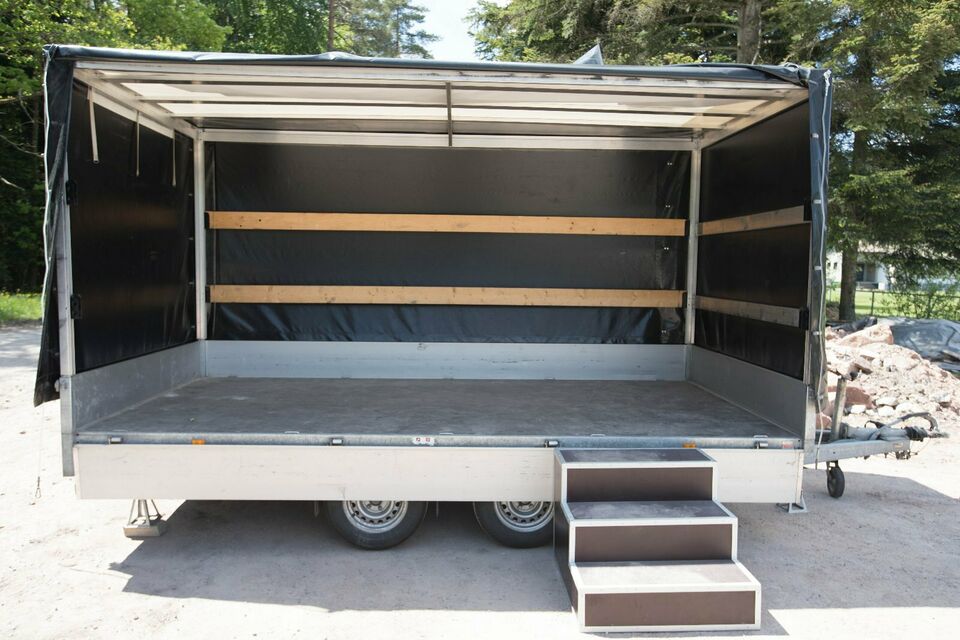 Trailerbühne mit Plane mieten – mobile Bühne für DJ & Alleinunterhalter