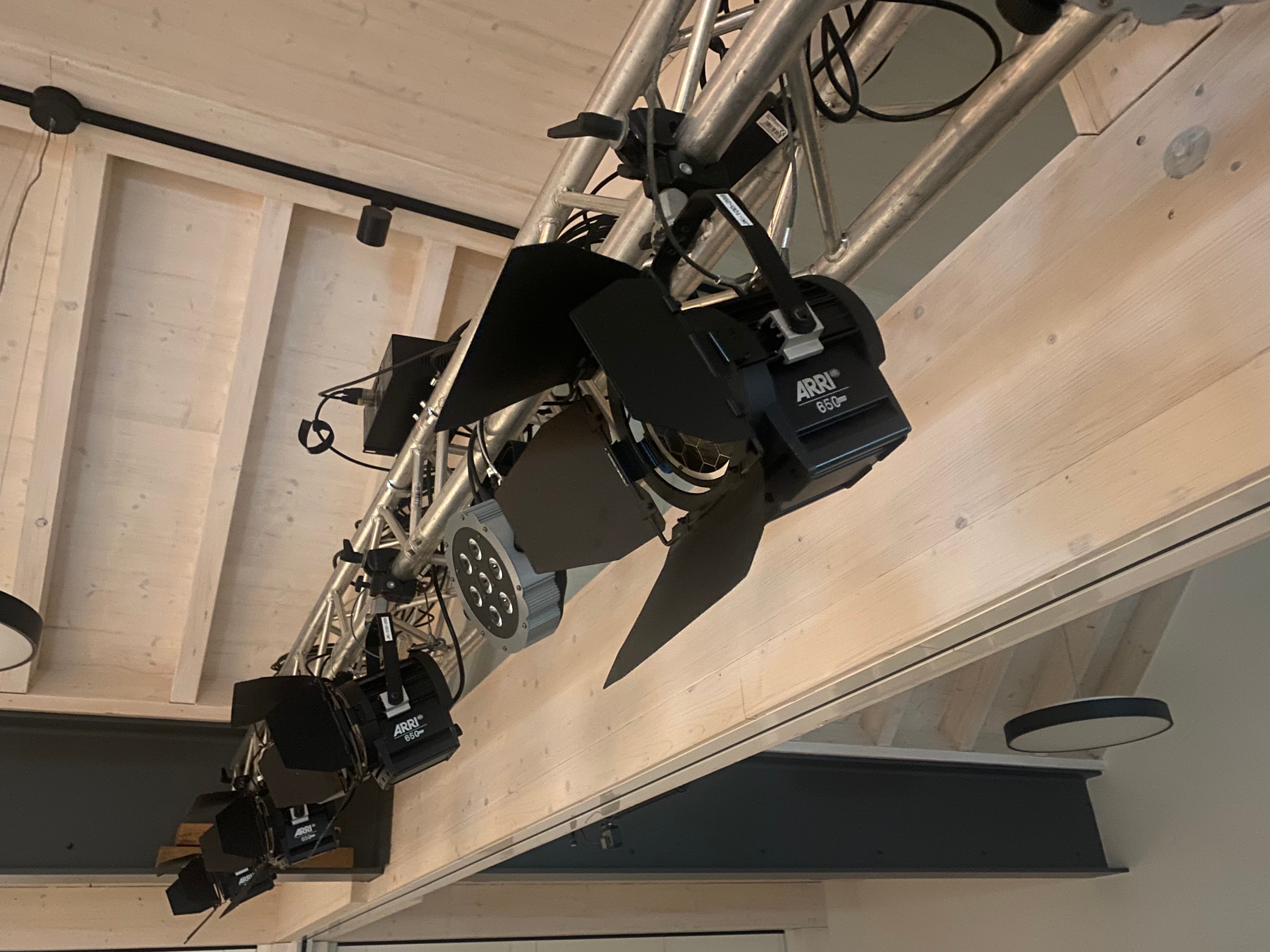Arri 650 Plus Stufenlinse mieten – Fresnel-Scheinwerfer für Film & Theater – 4