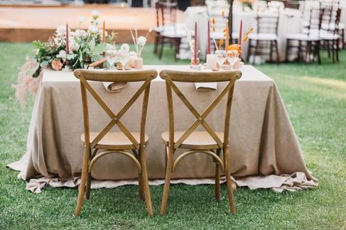 Cross Back Chairs mieten - Vintage- & Boho-Stühle für Hochzeiten