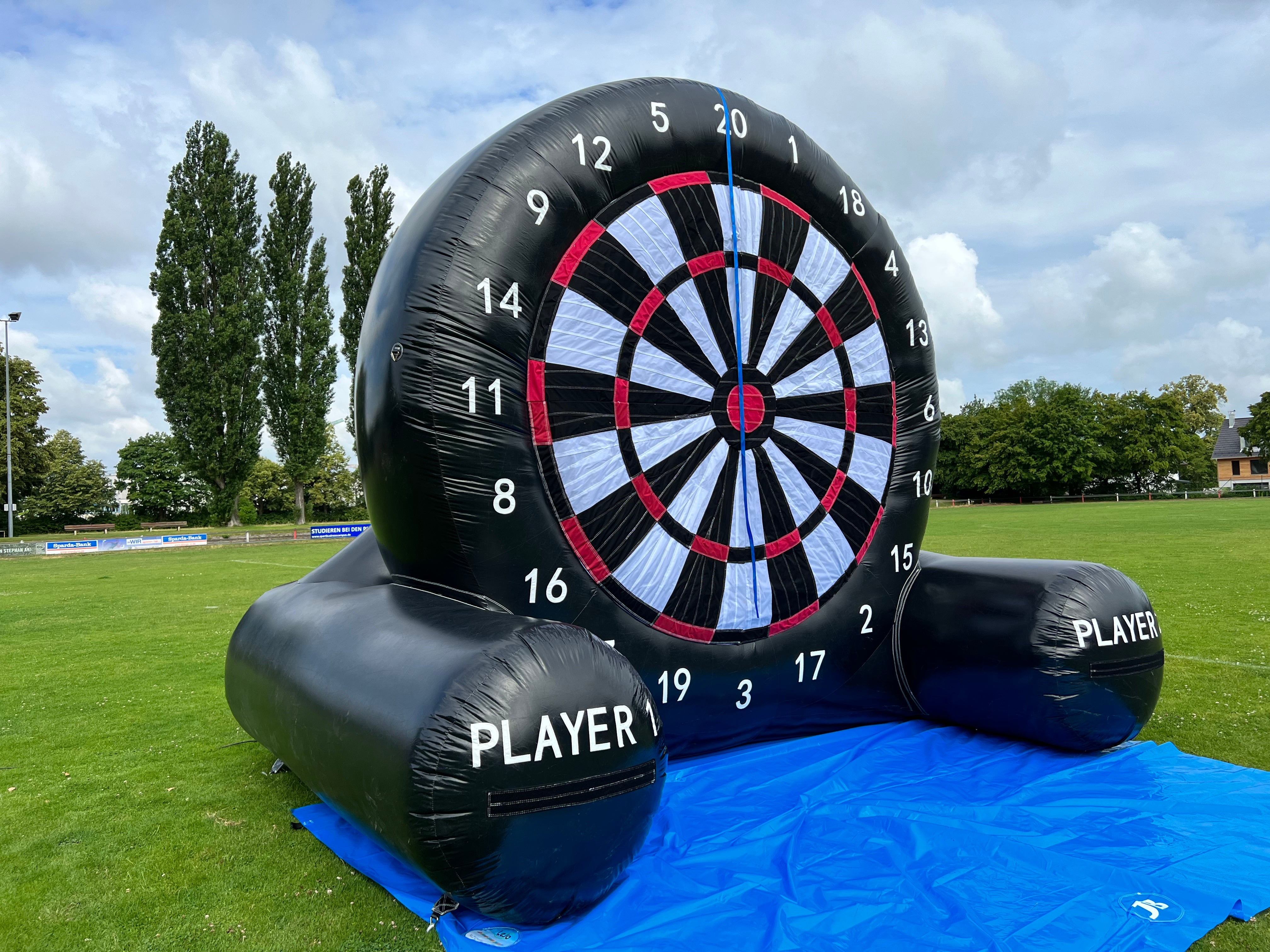 XXL Fußball-Dart mieten München – 5,2 m hohe Dartscheibe fürs Event – 2