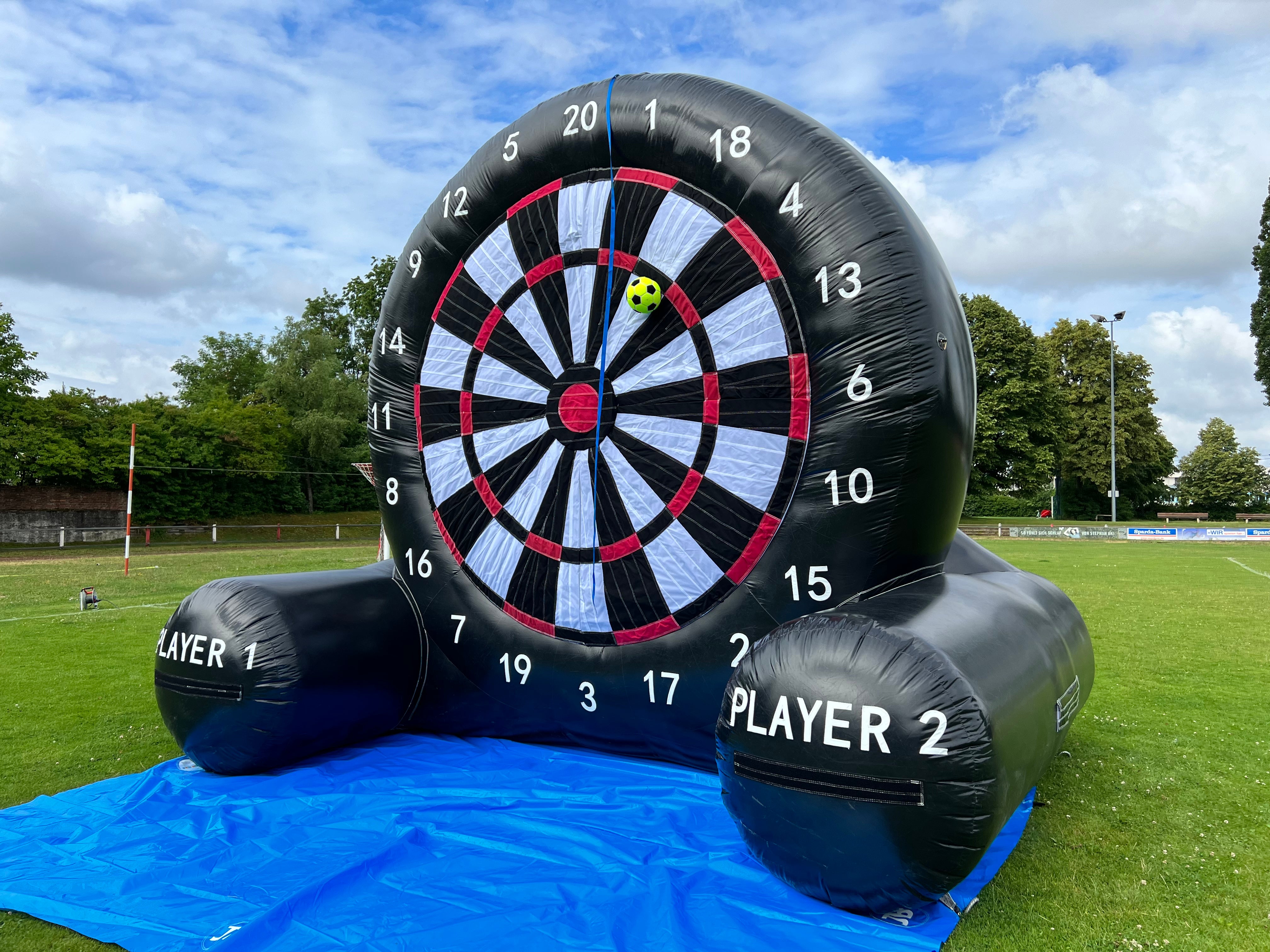XXL Fußball-Dart mieten München – 5,2 m hohe Dartscheibe fürs Event