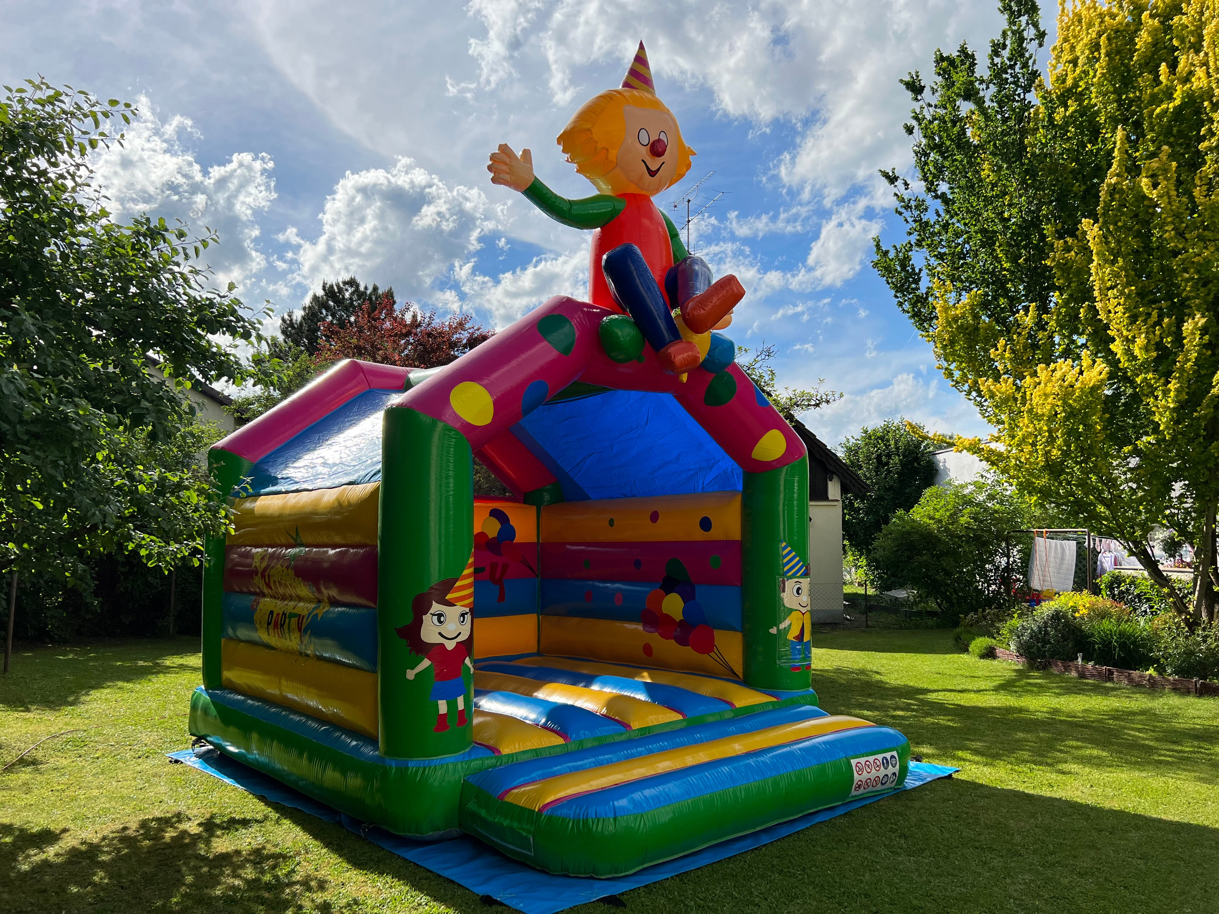Hüpfburg Clown mieten München – farbenfrohes Design mit Dach – 3