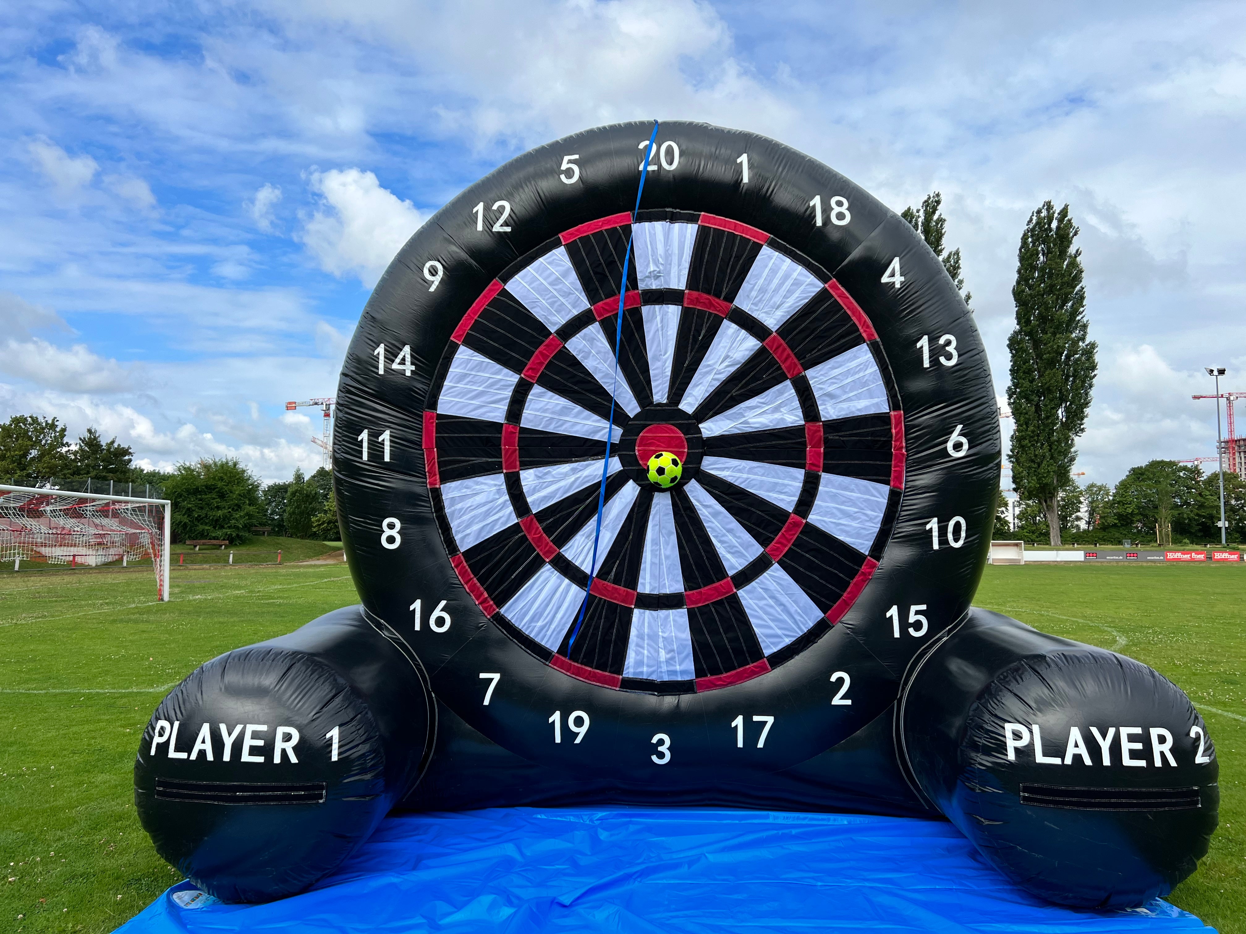 XXL Fußball-Dart mieten München – 5,2 m hohe Dartscheibe fürs Event – 3