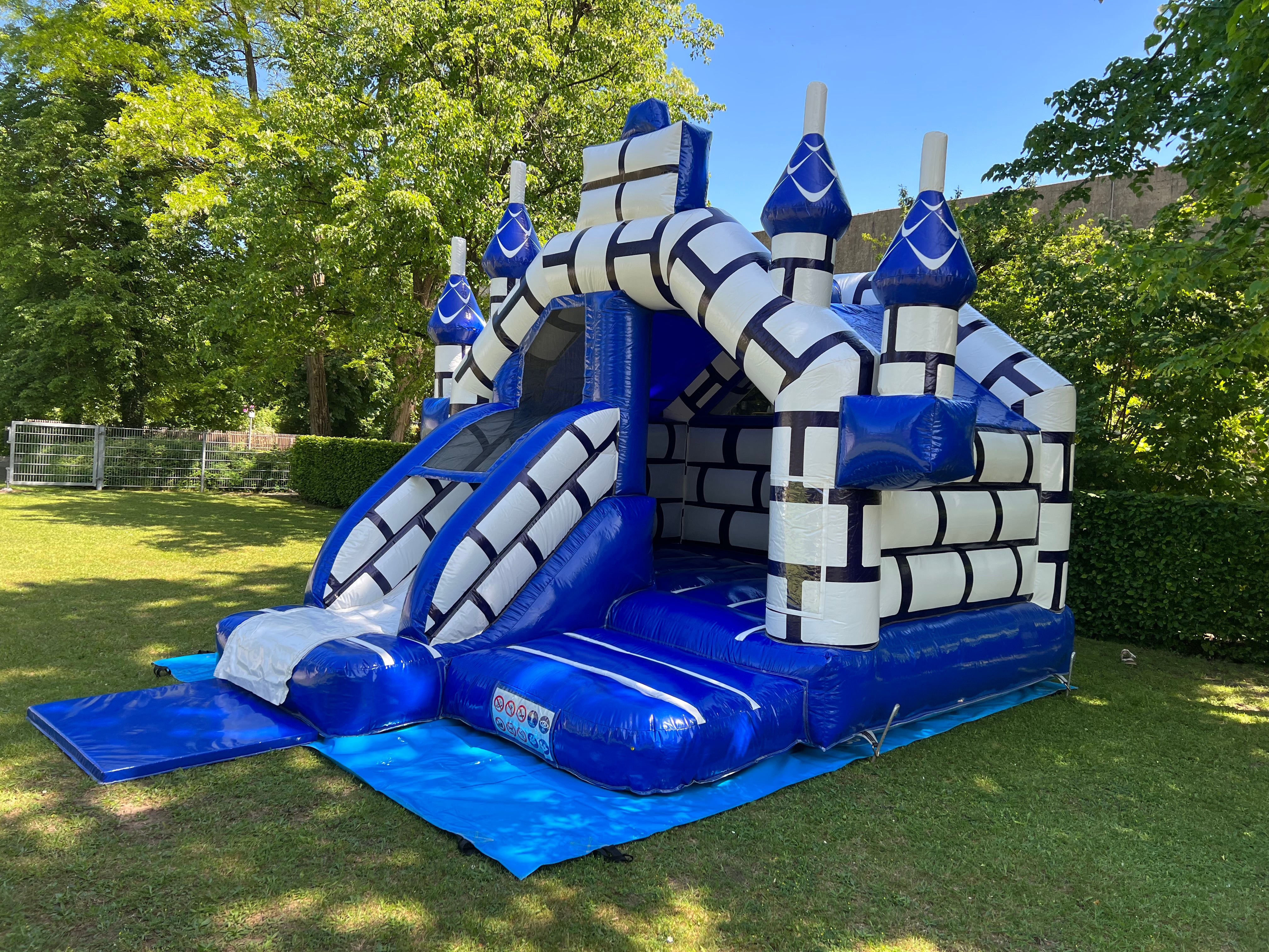 Hüpfburg Schloss mit Rutsche mieten München – märchenhaftes Design – 3