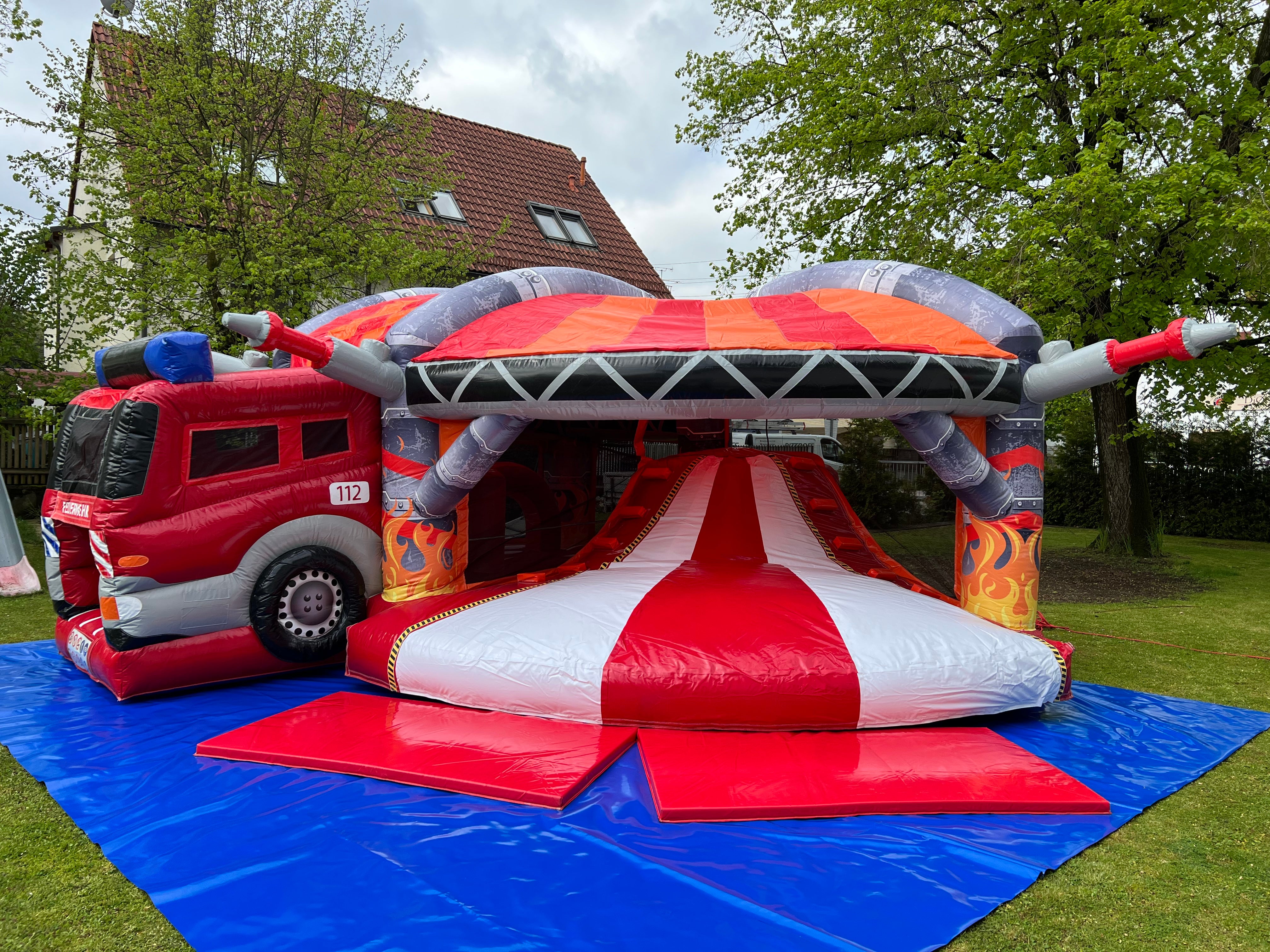 Hüpfburg Feuerwehr mit Rutsche mieten München – rot-gelbes Design – 4