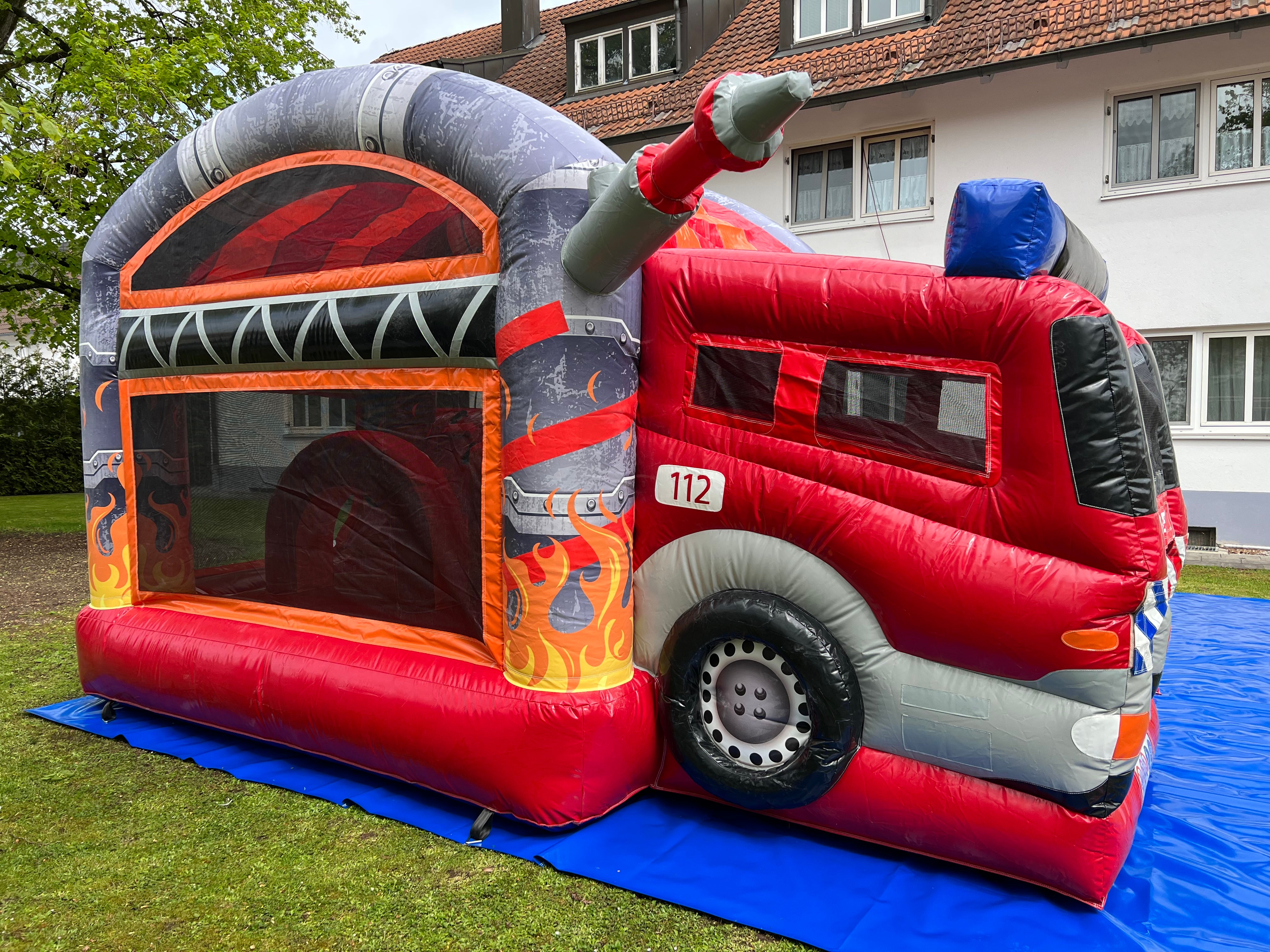 Hüpfburg Feuerwehr mit Rutsche mieten München – rot-gelbes Design – 3