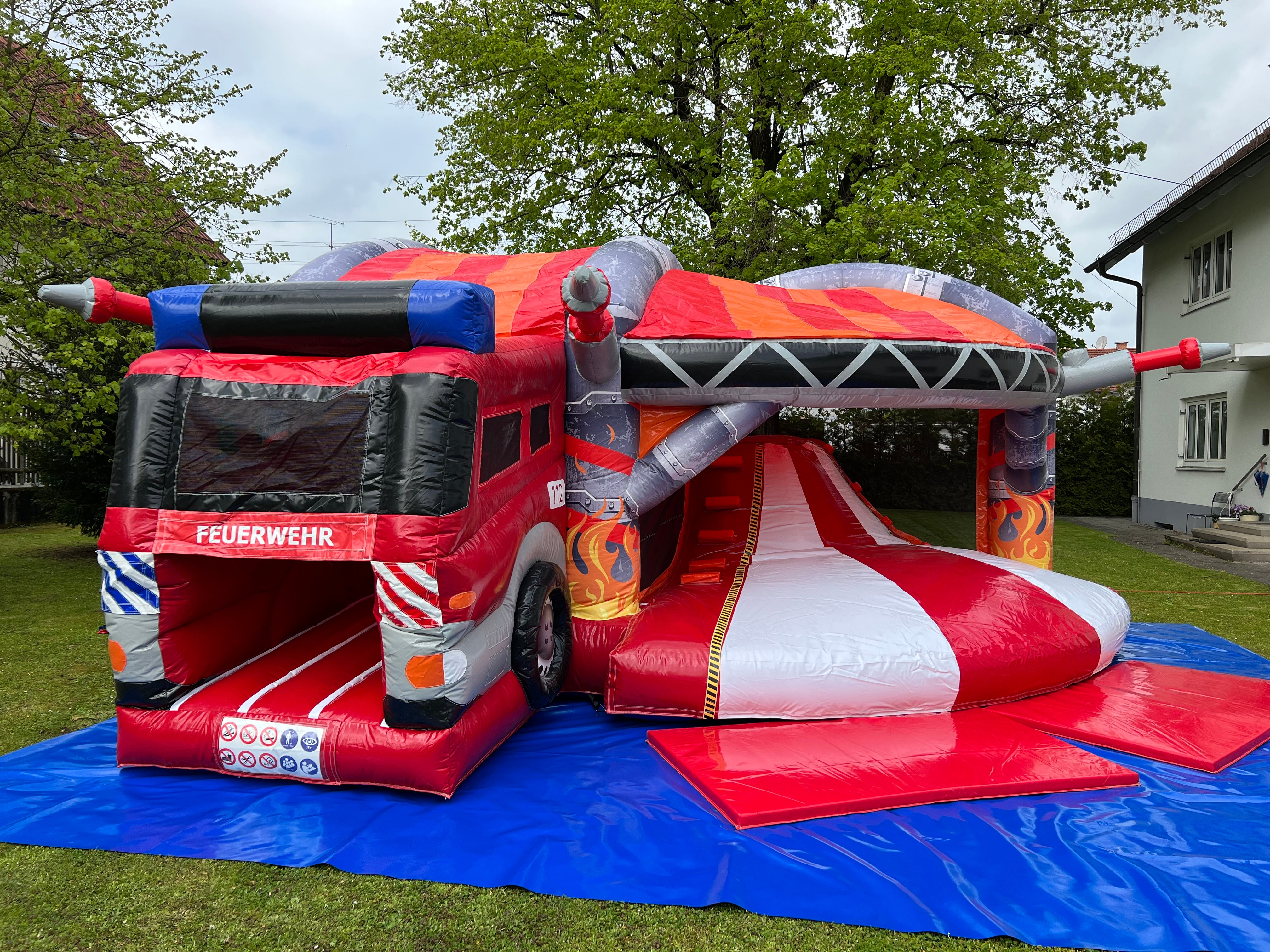 Hüpfburg Feuerwehr mit Rutsche mieten München – rot-gelbes Design