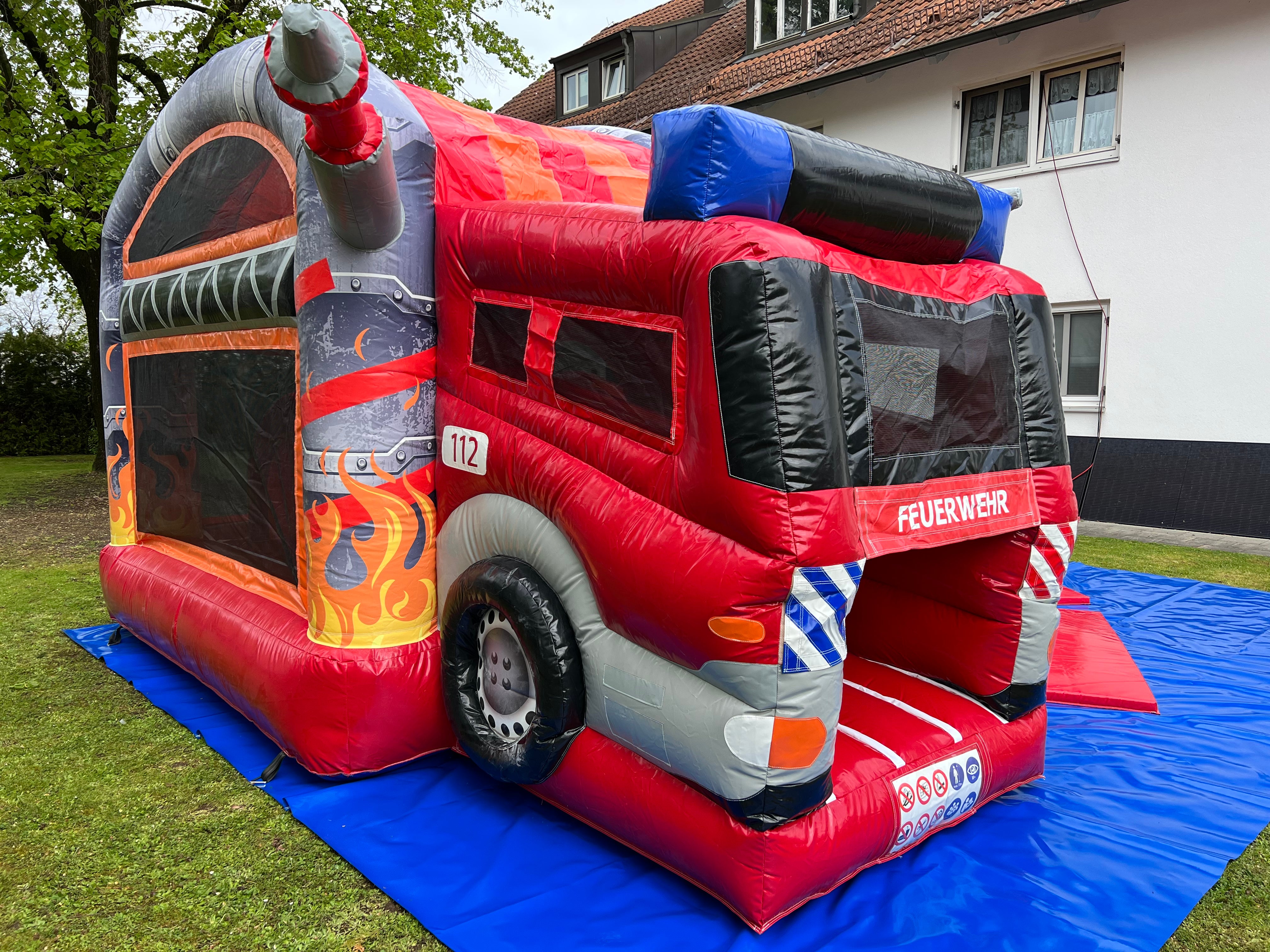Hüpfburg Feuerwehr mit Rutsche mieten München – rot-gelbes Design – 2