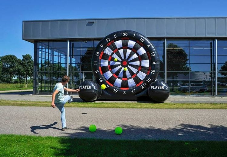 XXL Fußball-Dart mieten München – 5,2 m hohe Dartscheibe fürs Event – 4