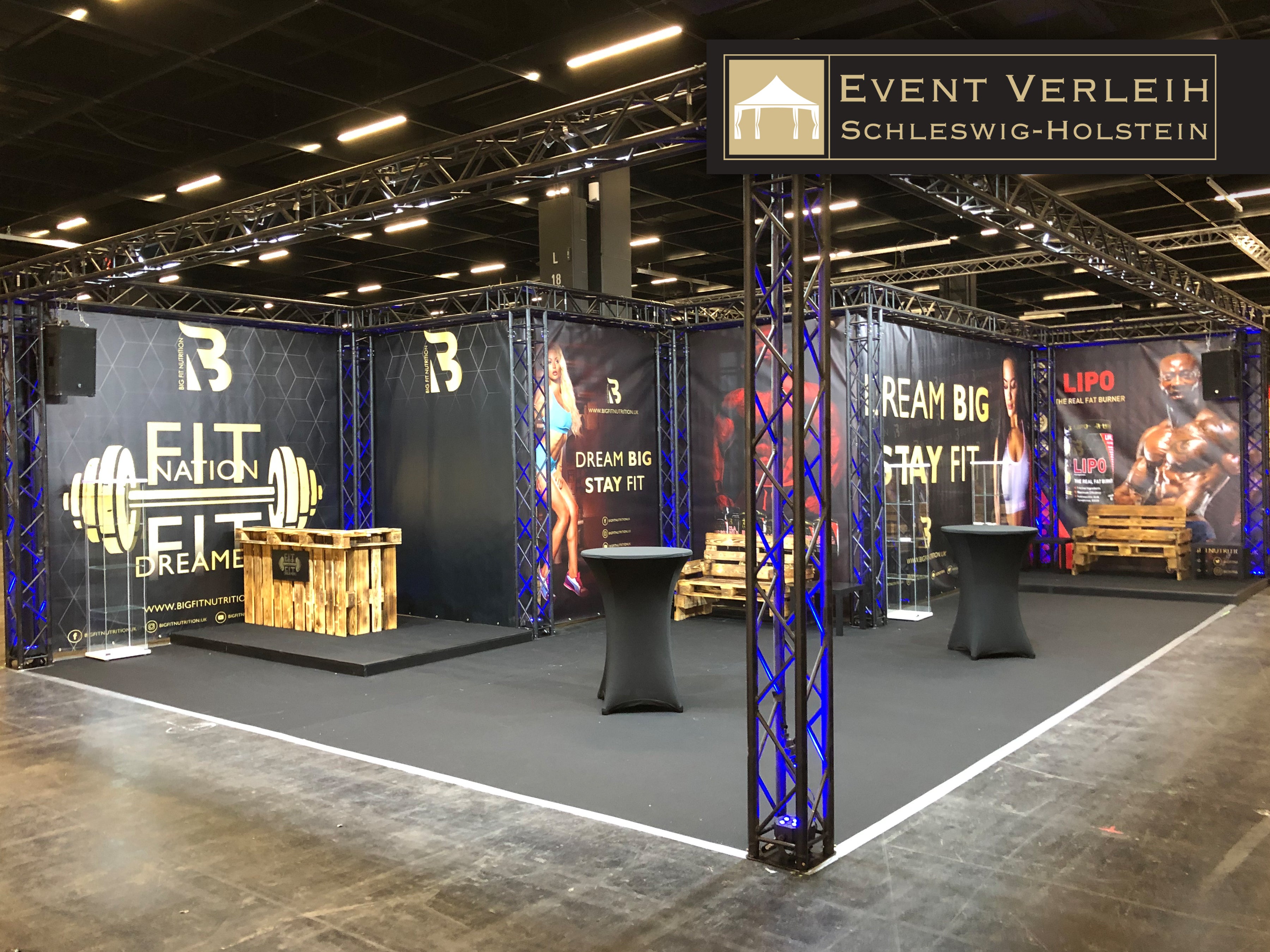 Messestand mieten – individueller Messebau mit Beleuchtung, Mobiliar, Bannern & Bodenbelägen – 2