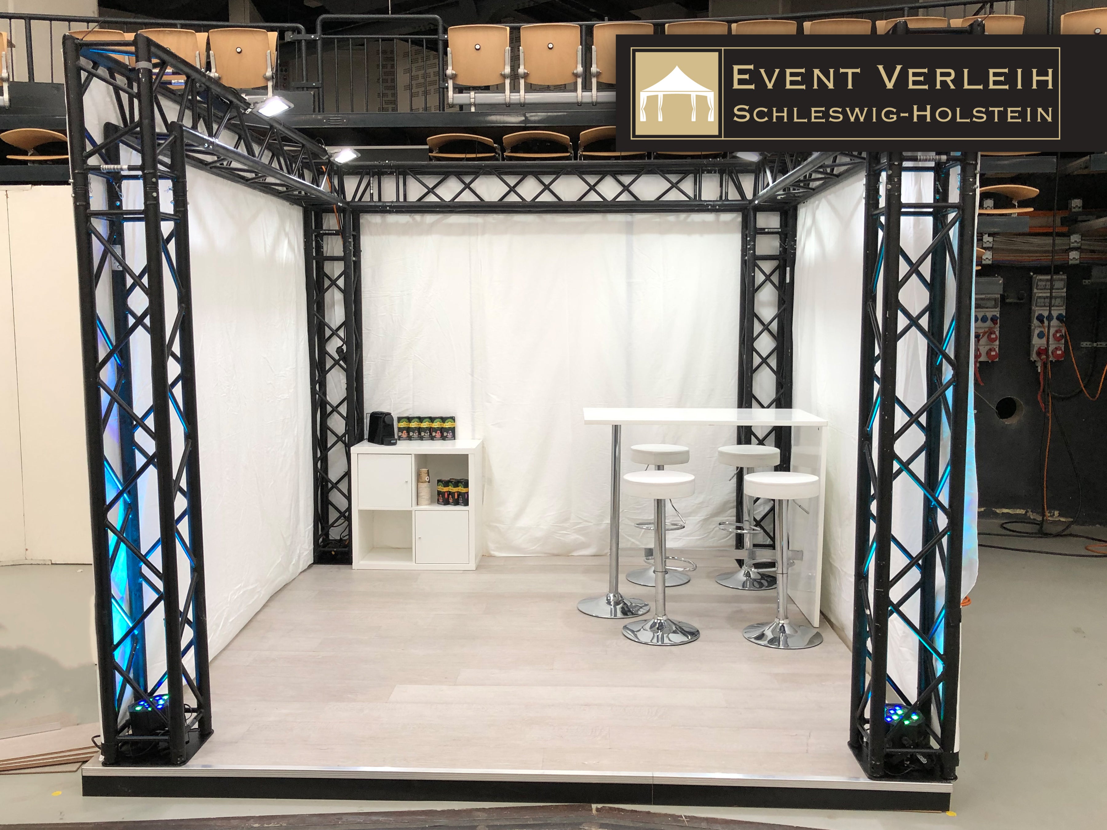 Messestand mieten – individueller Messebau mit Beleuchtung, Mobiliar, Bannern & Bodenbelägen – 3