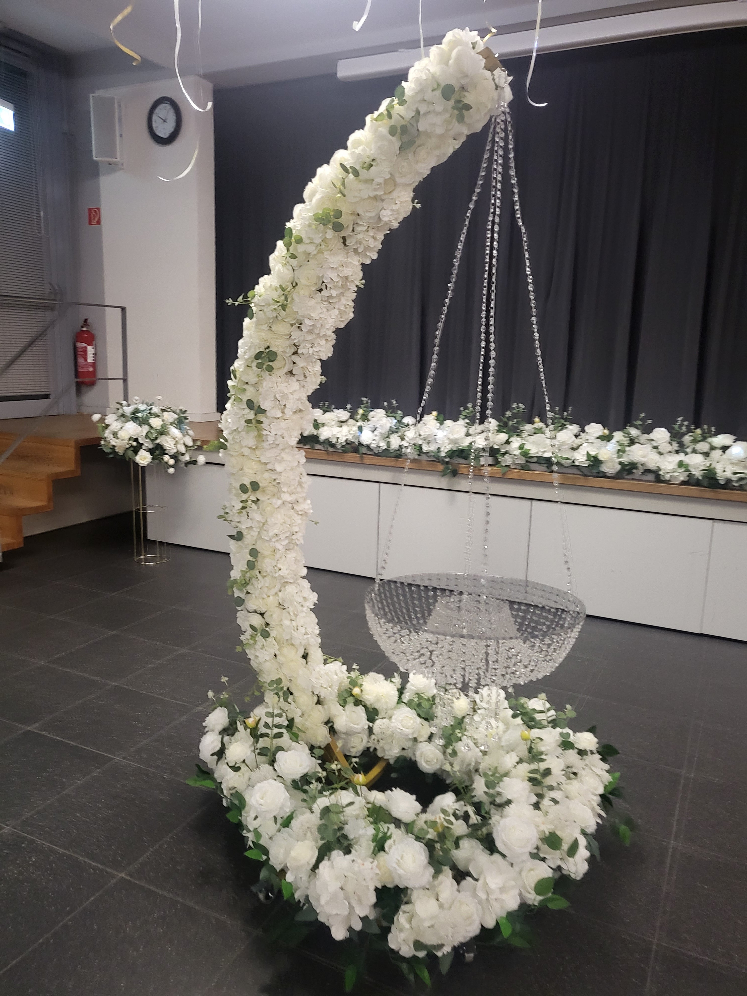 Tortenständer mieten – Pendel-Tortenständer mit Blumen auf Rollen