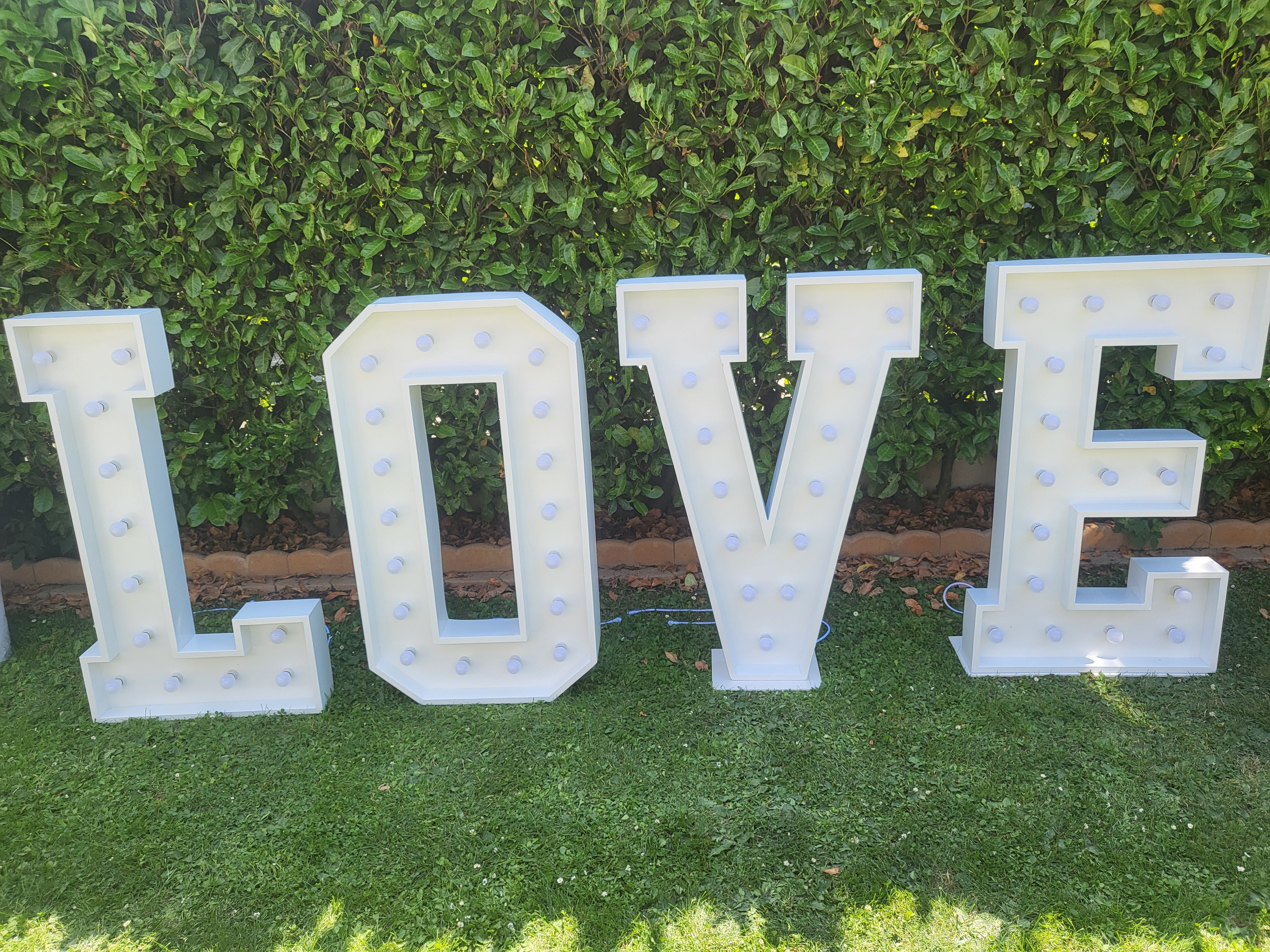 LOVE beleuchtete Buchstaben mieten – 120 cm Schriftzug für Hochzeit – 4