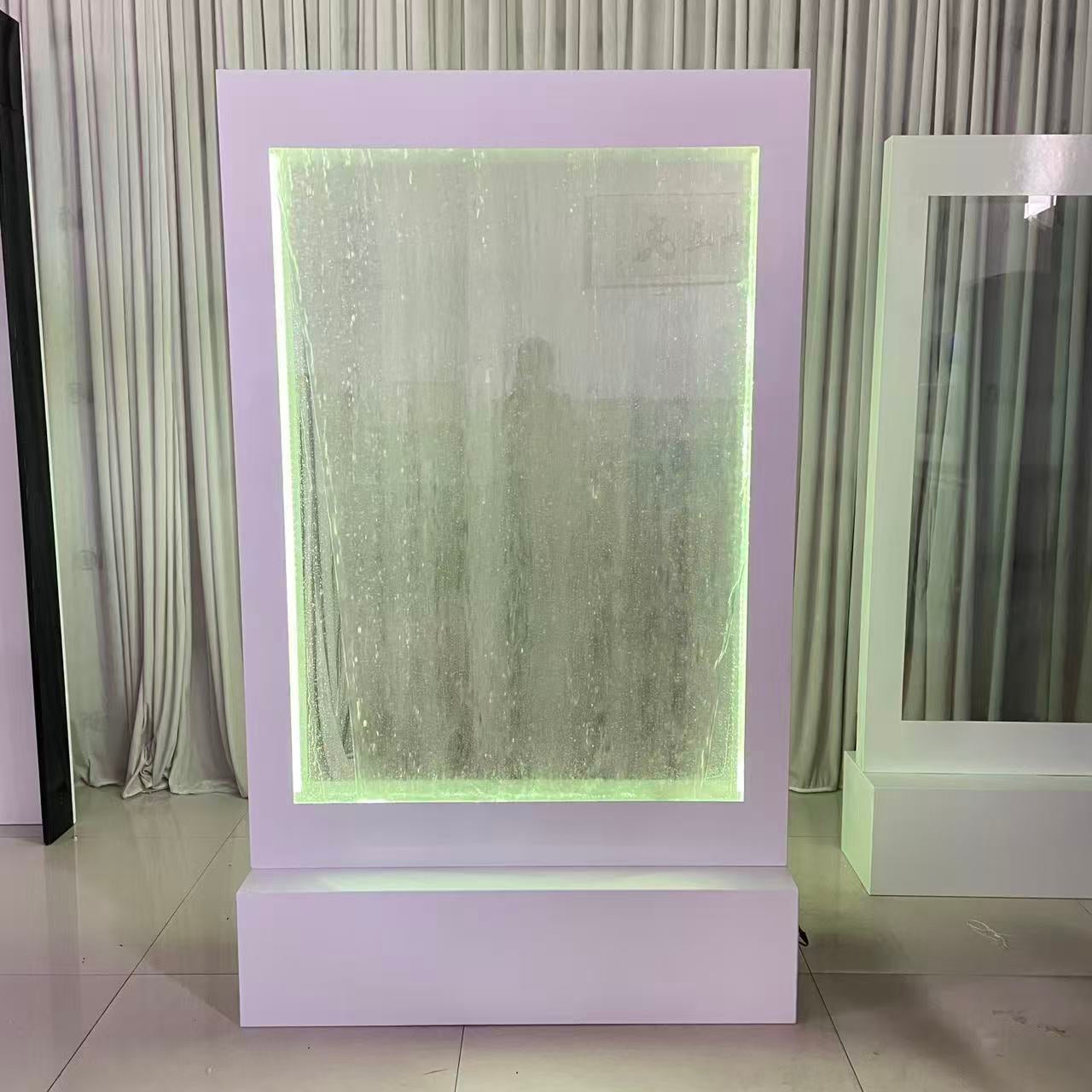 Willkommensschild Wasserwand mieten – beleuchtet & mit Blumen – 2