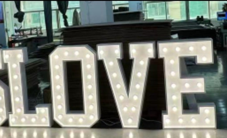 LOVE beleuchtete Buchstaben mieten – 120 cm Schriftzug für Hochzeit – 2