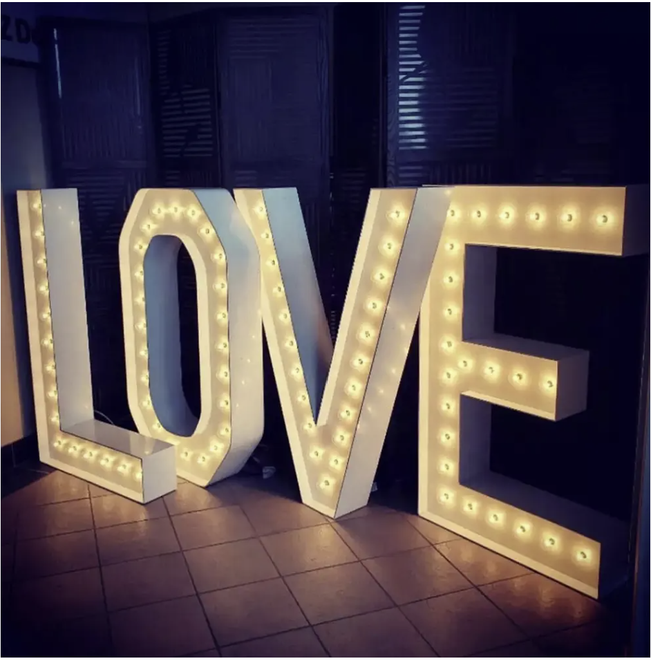LOVE beleuchtete Buchstaben mieten – 120 cm Schriftzug für Hochzeit – 3