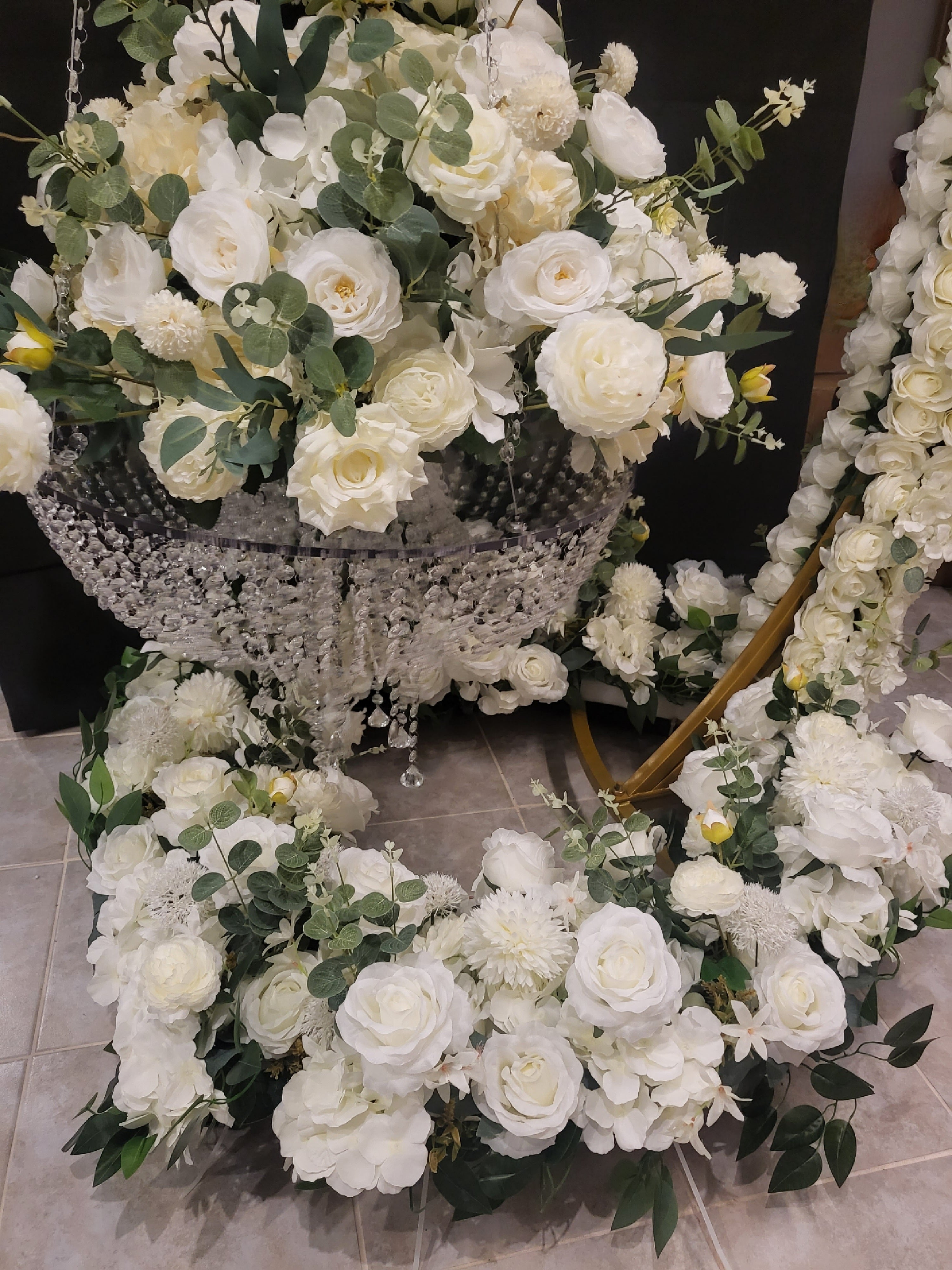 Tortenständer mieten – Pendel-Tortenständer mit Blumen auf Rollen – 3