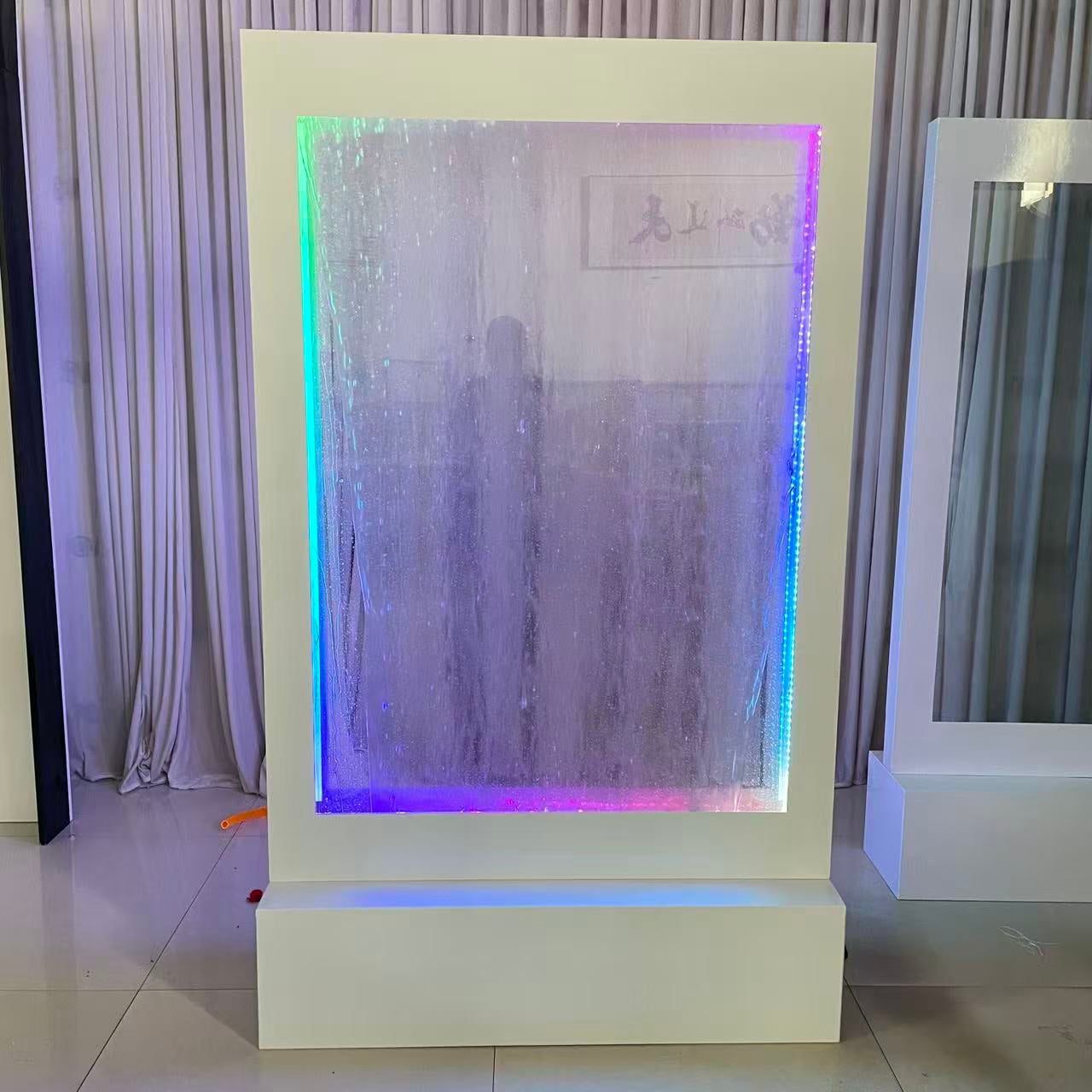 Willkommensschild Wasserwand mieten – beleuchtet & mit Blumen – 4