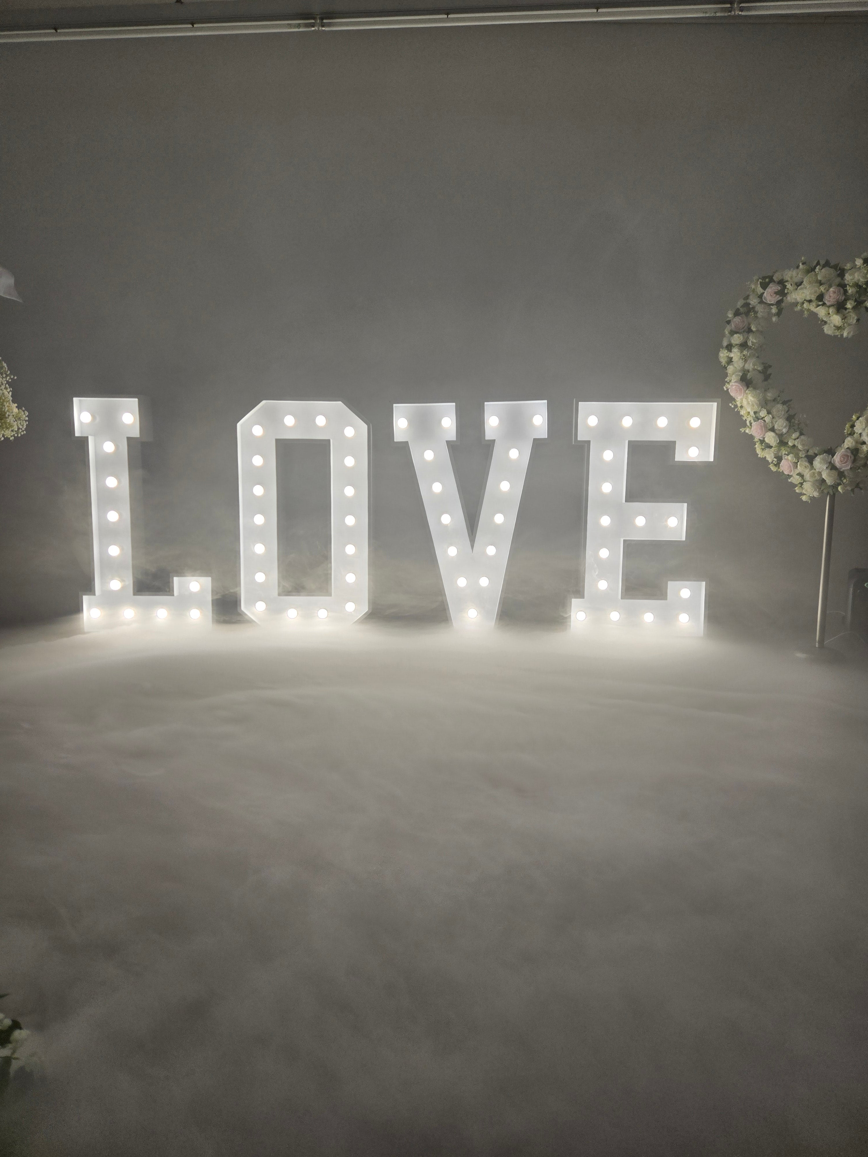 LOVE beleuchtete Buchstaben mieten – 120 cm Schriftzug für Hochzeit