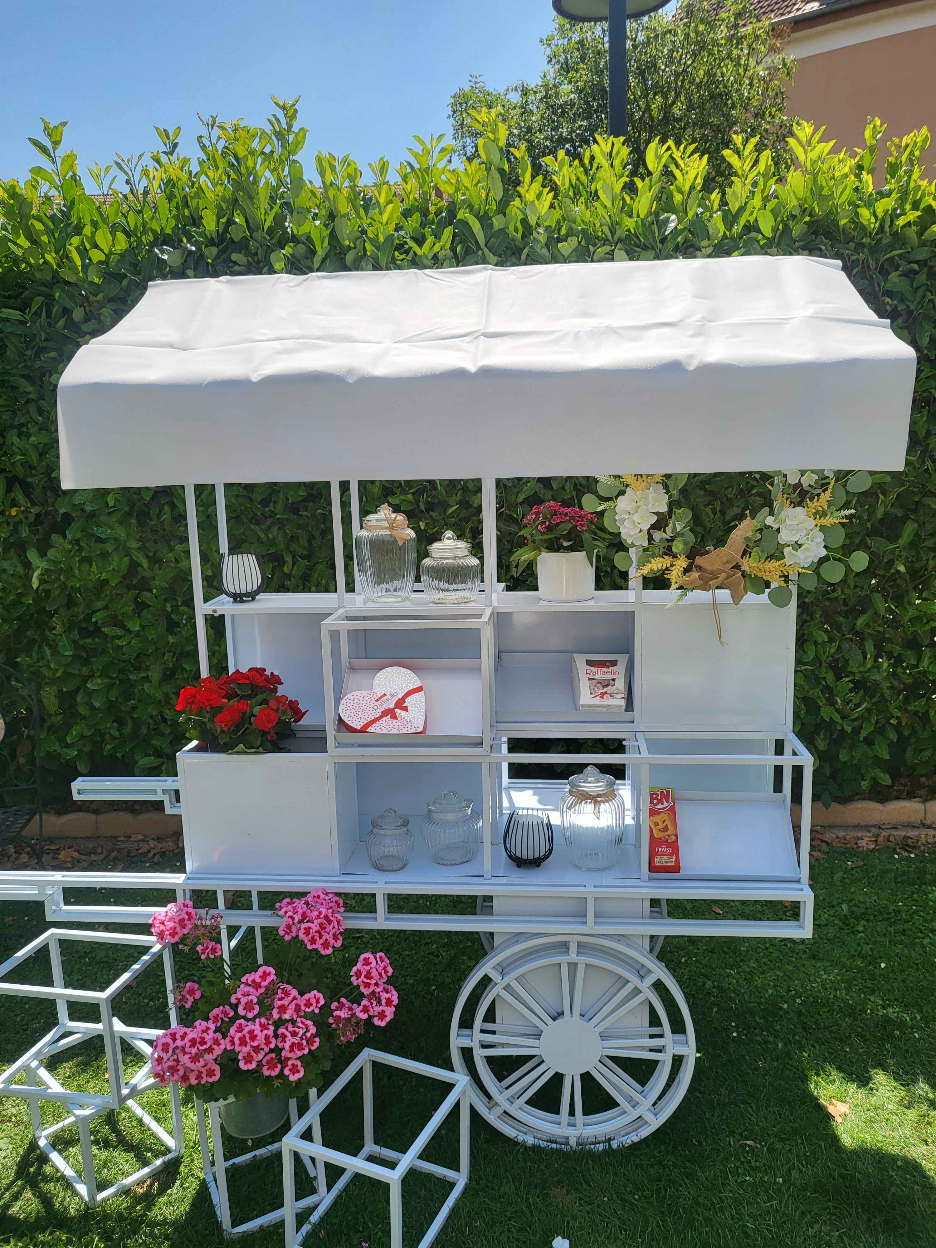 Candy Wagen mieten – stilvoller Candy Bar Wagen in Weiß, 220 cm hoch
