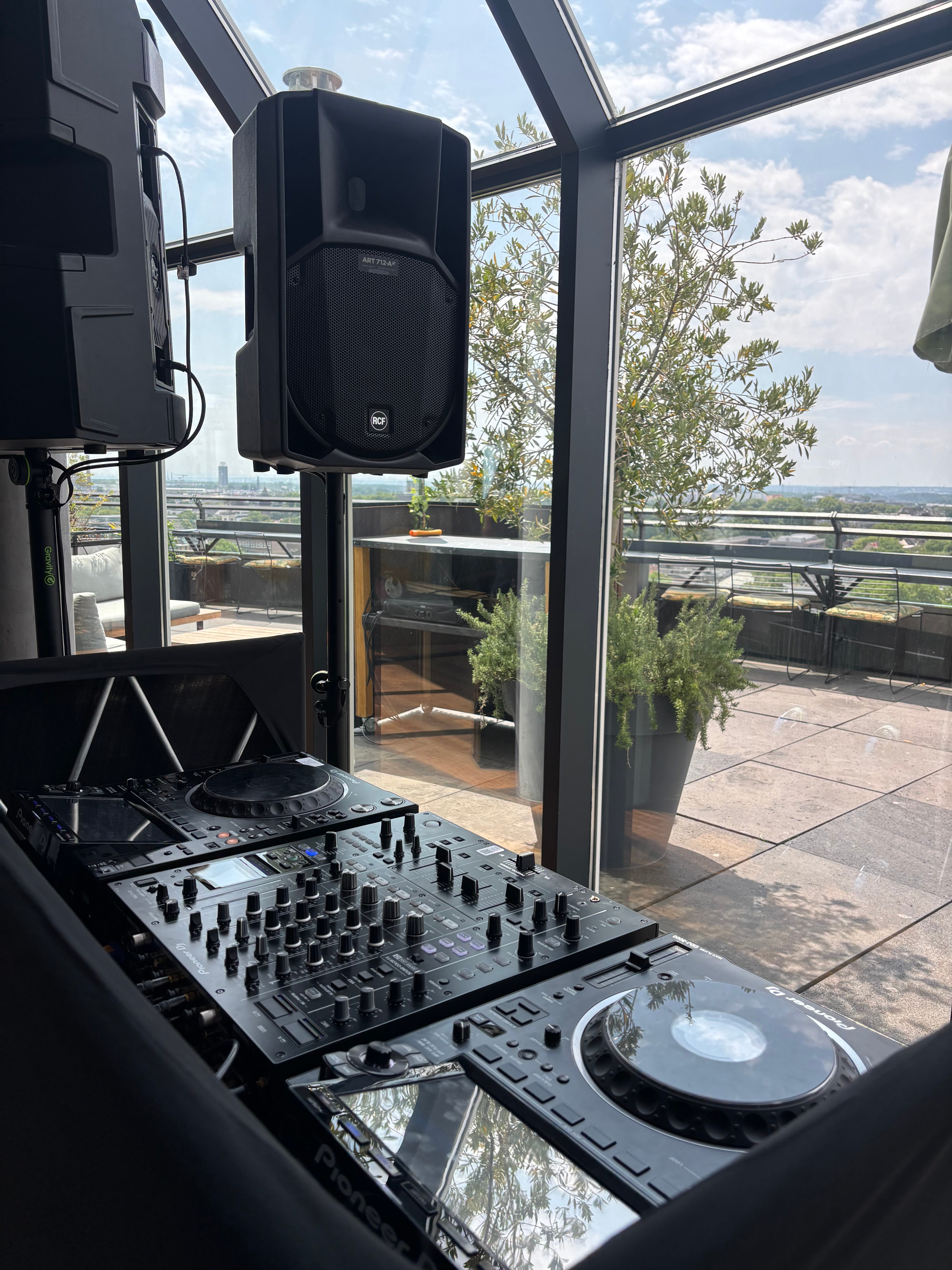 DJ-Equipment mieten in Köln – Controller, Mixer & Aktivlautsprecher einsatzbereit – 4
