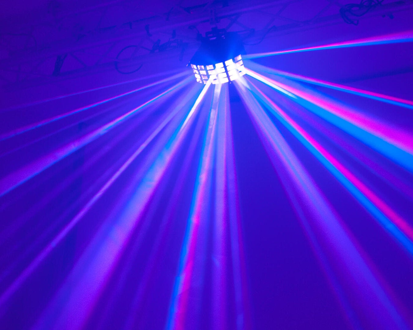 Lichtset B mieten – LED Lichtanlage mit Scheinwerfern & Nebelmaschine bis 100 Gäste – 3