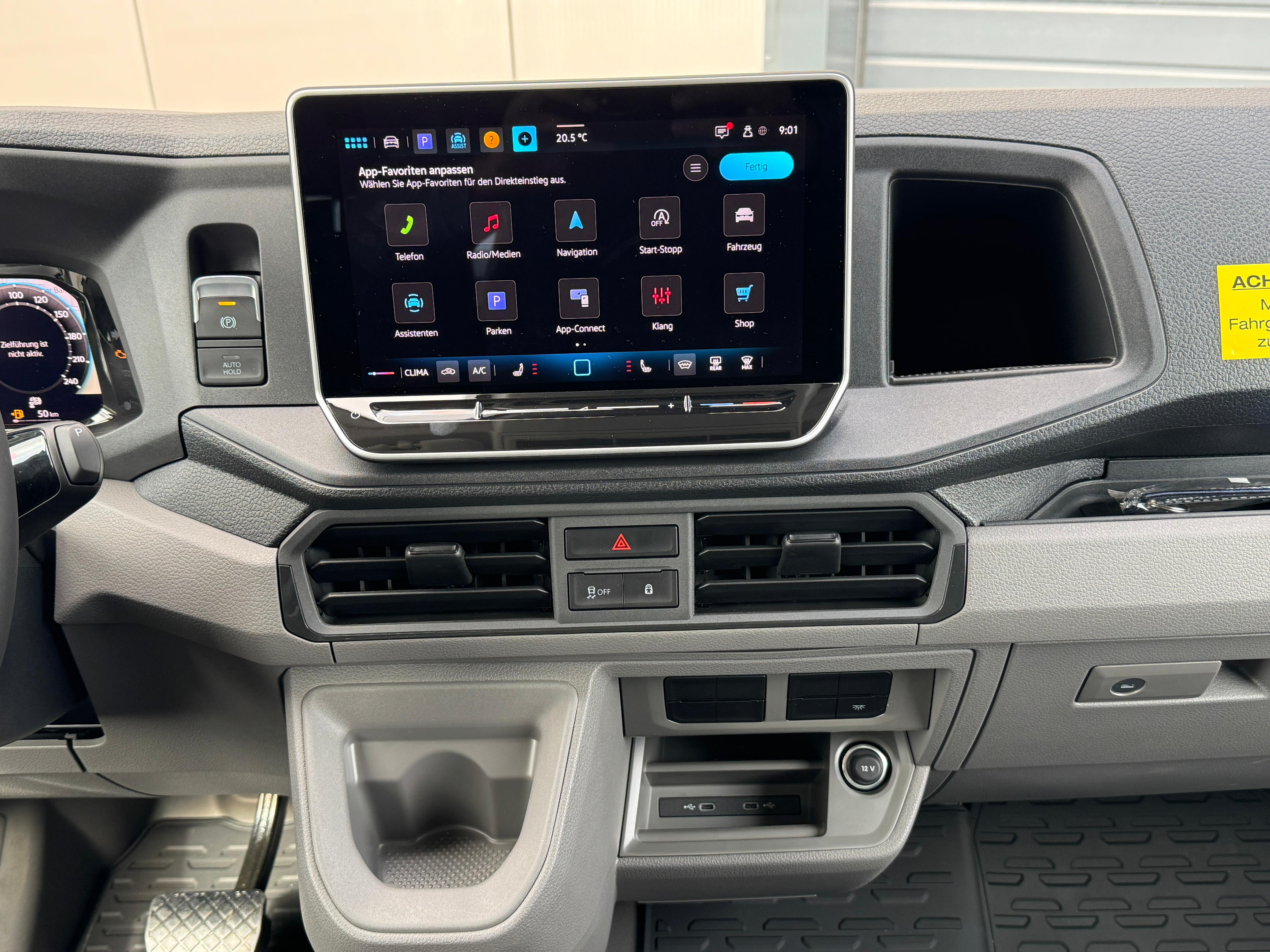 VW Crafter 9-Sitzer mieten - Neuwagen Automatik mit Apple CarPlay & Vollausstattung – 3