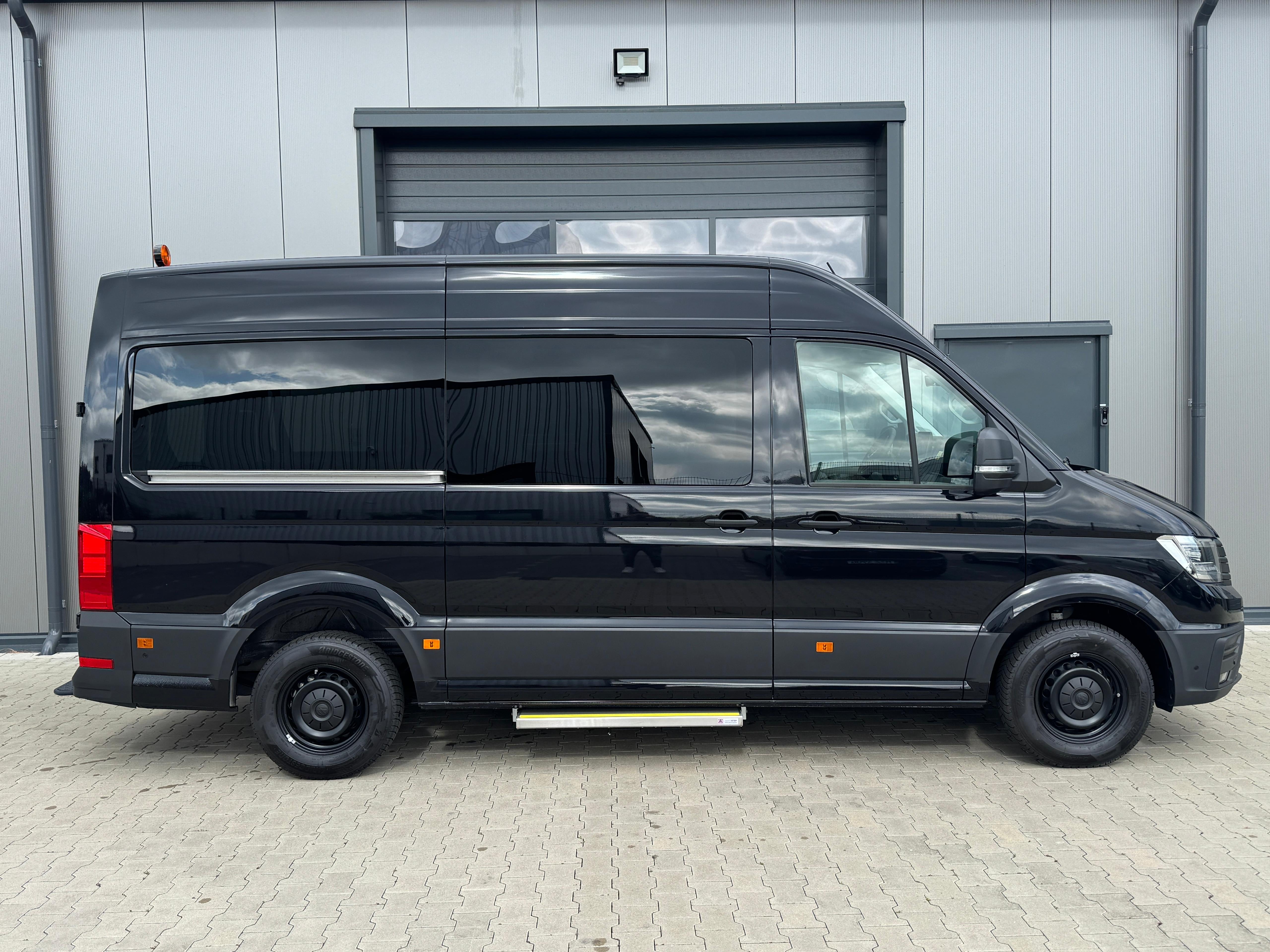 VW Crafter 9-Sitzer mieten - Neuwagen Automatik mit Apple CarPlay & Vollausstattung