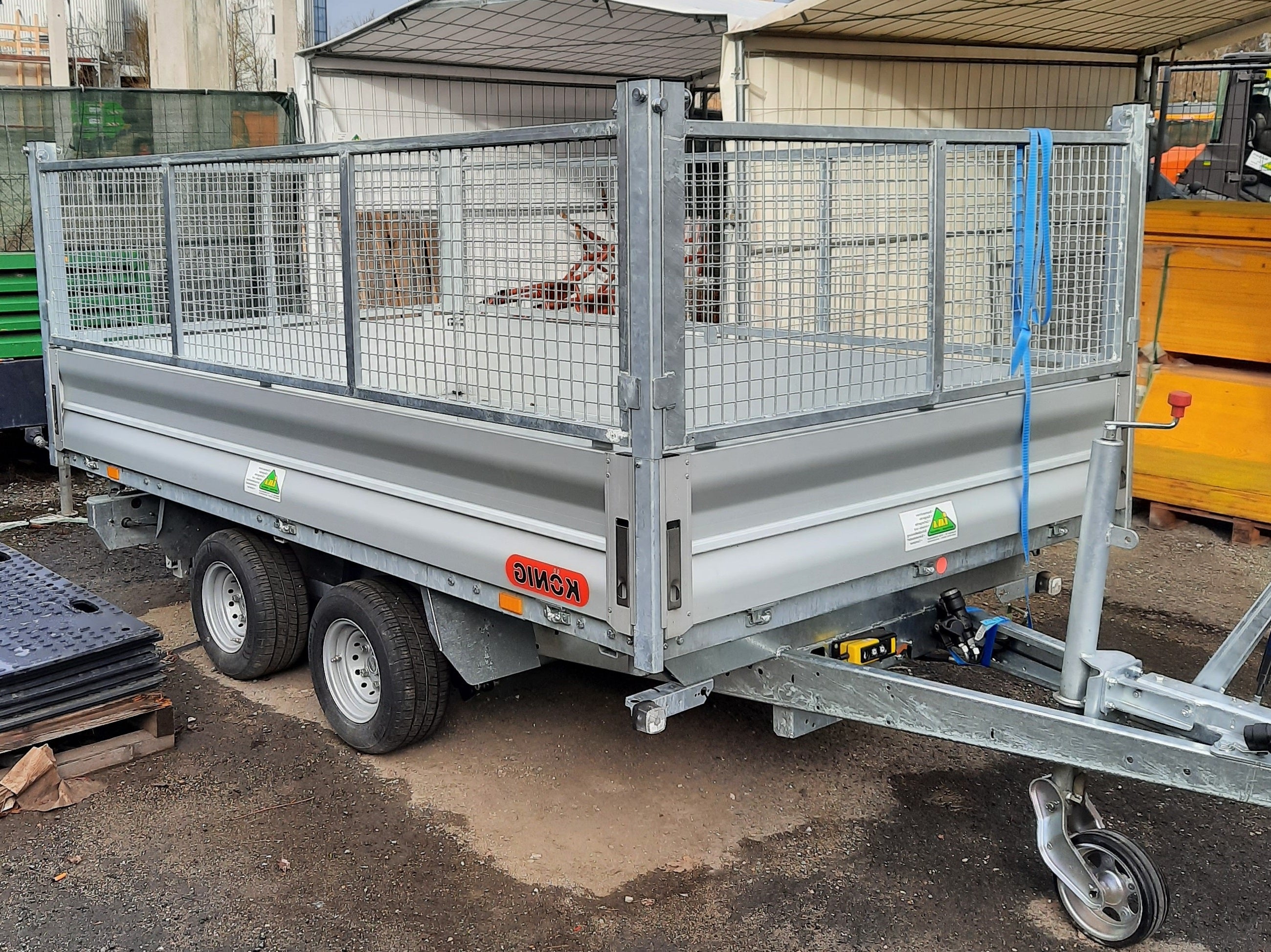 Tandem-Dreiseitenkipper mieten 2600 kg – Kippanhänger mit Gitteraufsatz