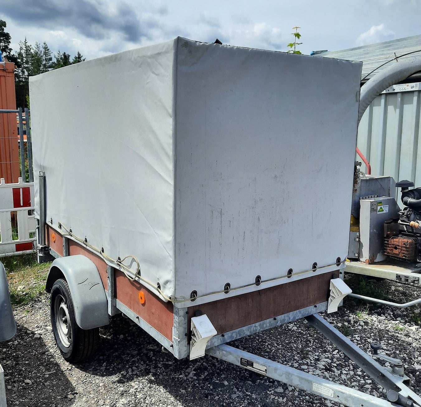 Anhänger mit Plane mieten 560 kg – Planenanhänger 1-achsig