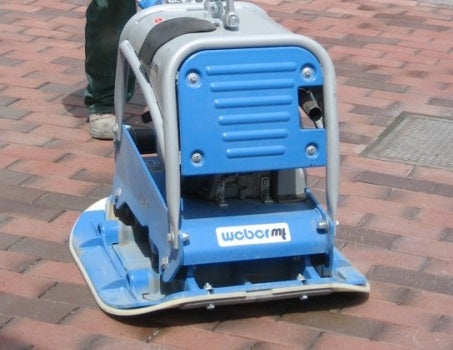 Vibrationsplatte 298 kg mieten – Rüttelplatte 42 kN Vor- und Rücklauf, Diesel