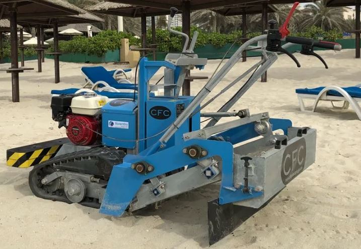 Sandreinigungsmaschine mieten – Sandreiniger 800 mm, bis 2500 m²/h, für Spielplätze