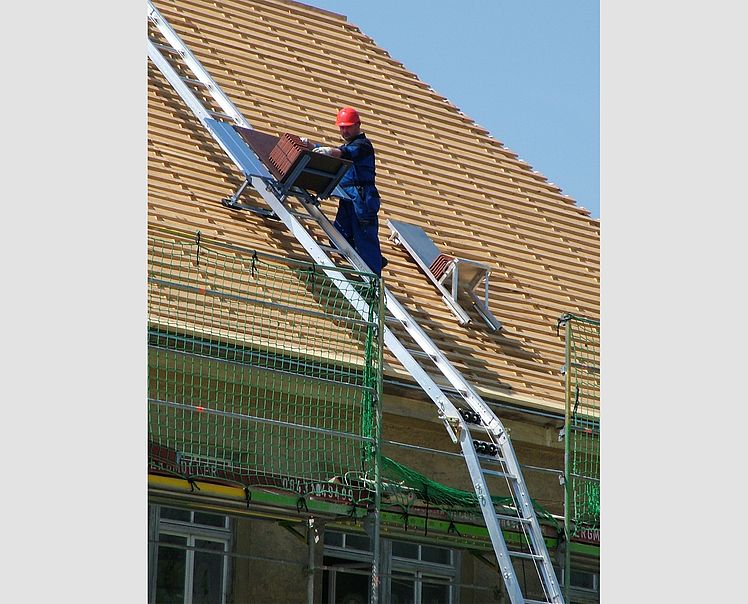 Leiteraufzug 14 m mieten – Schrägaufzug, 250 kg Nutzlast