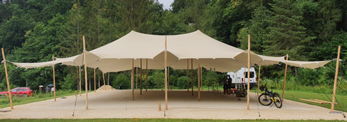 Stretchzelt beige 10 x 15 m mieten – regendichtes Eventzelt für Gala & Outdoor