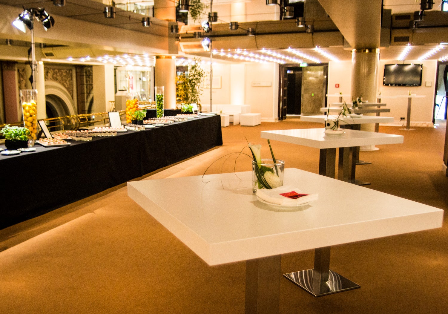 Stehtisch INOX BAR mieten – eckiger Stehtisch in matt-weiß und Edelstahl – 2