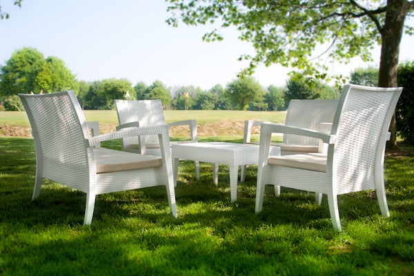 Rattan Loungetisch EDEN T weiß mieten – Outdoor-Couchtisch aus Polyrattan – 3