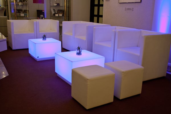 LED Loungetisch CUBIT mieten – Akku-Couchtisch, leuchtend in allen Farben – 2