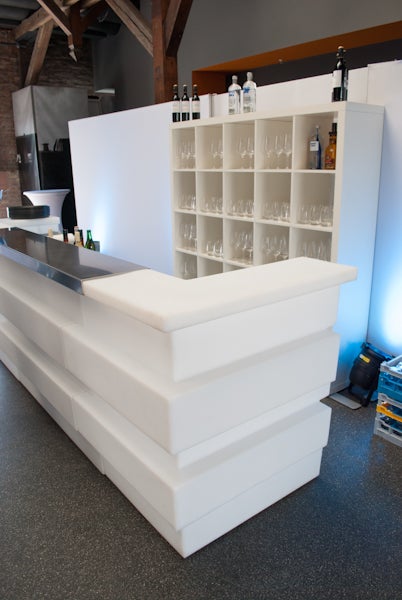 Cocktailbar TETRIS Eckelement weiß beleuchtet mieten – auf Rollen – 3