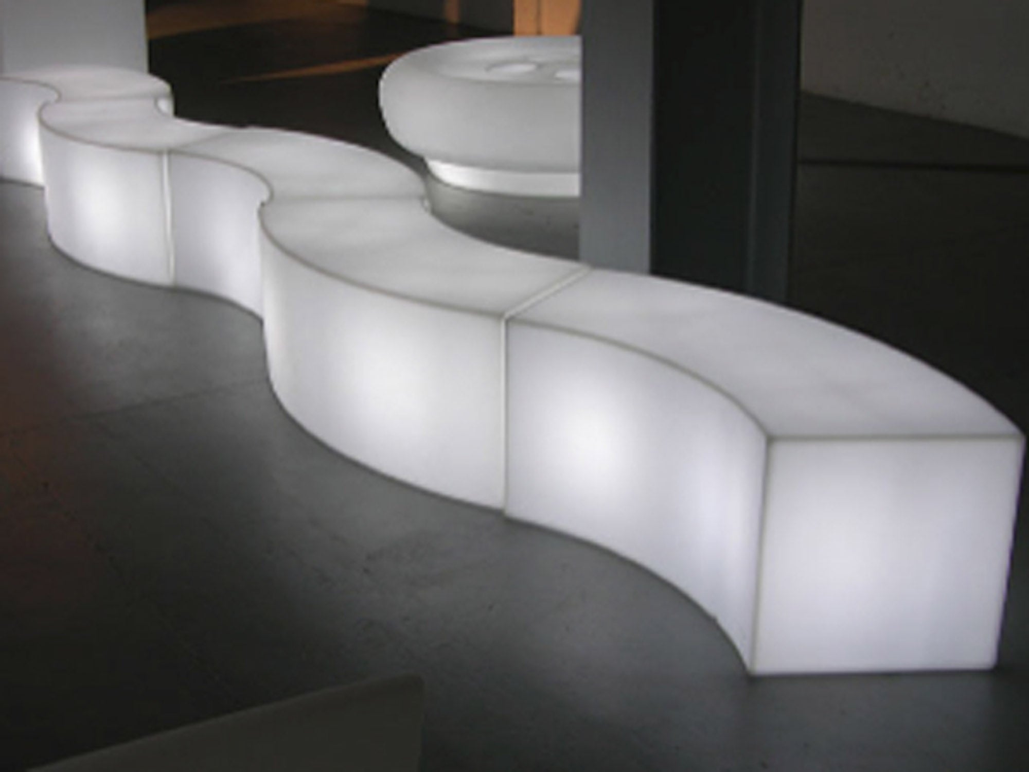 LED Sitzbank iSNAKE mieten – halbrunder Akku-Hocker, leuchtend in allen Farben – 2